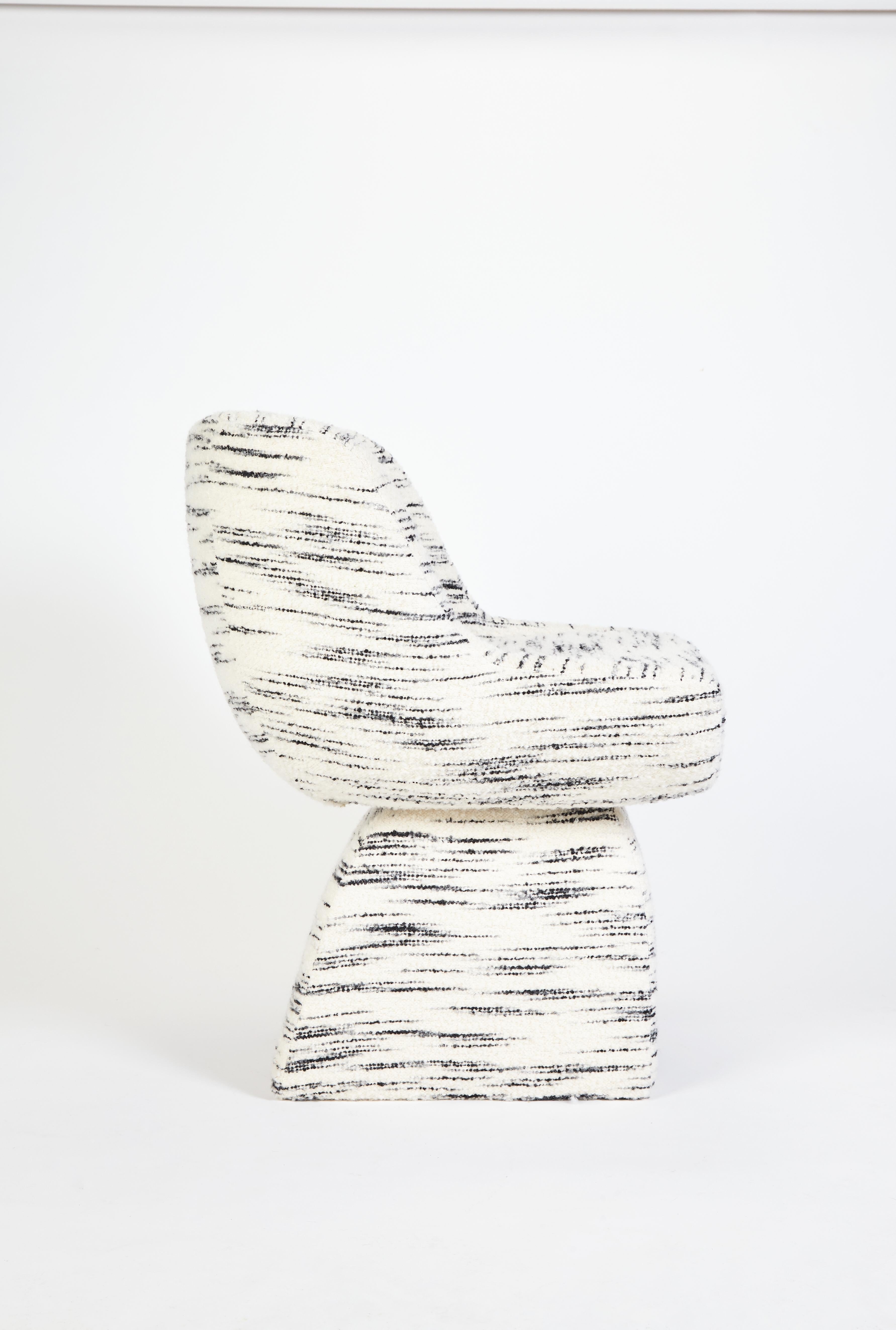 Silla de Comedor Pequeña Oscar, en Tejido Bouclé Especial, Hecha a Mano por Duistt

Inspirado en las poéticas líneas curvas de la arquitectura de Oscar Niemeyer, el sillón Oscar seduce por sus curvas sensuales y fluidas. Como dijo Niemeyer en una