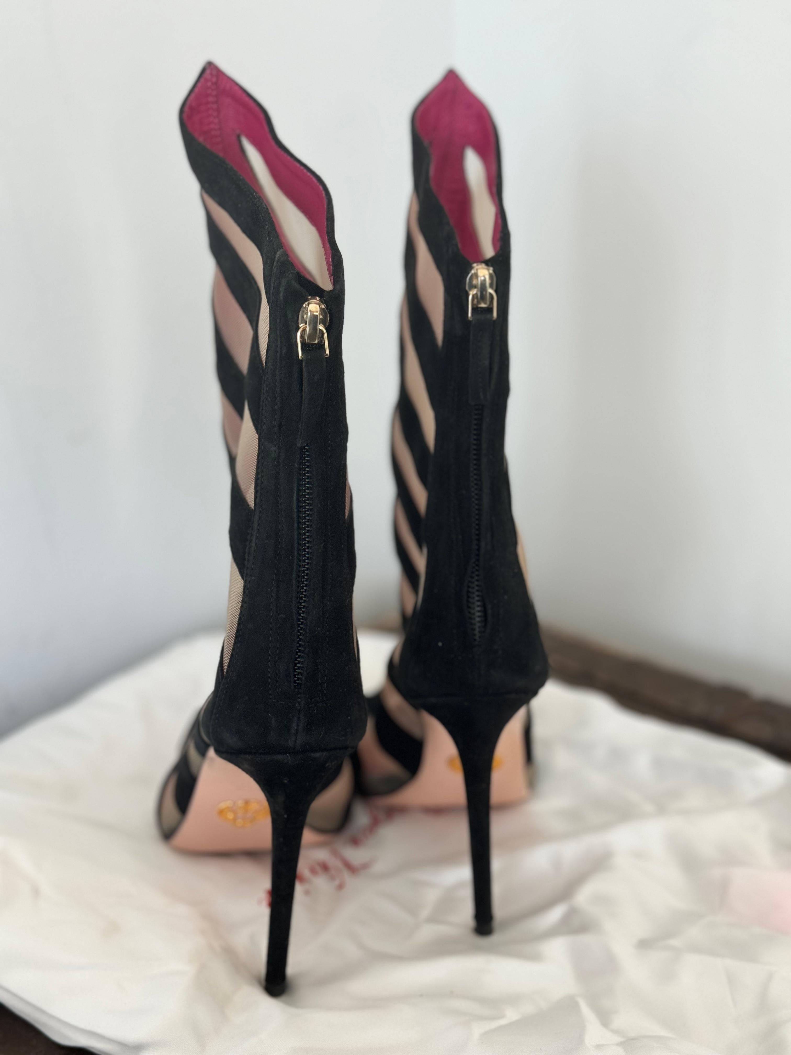 Oscar Tiye Mesh Boots with Black Suede and Fuchsia Lining leather In Good Condition For Sale In Toronto, CA