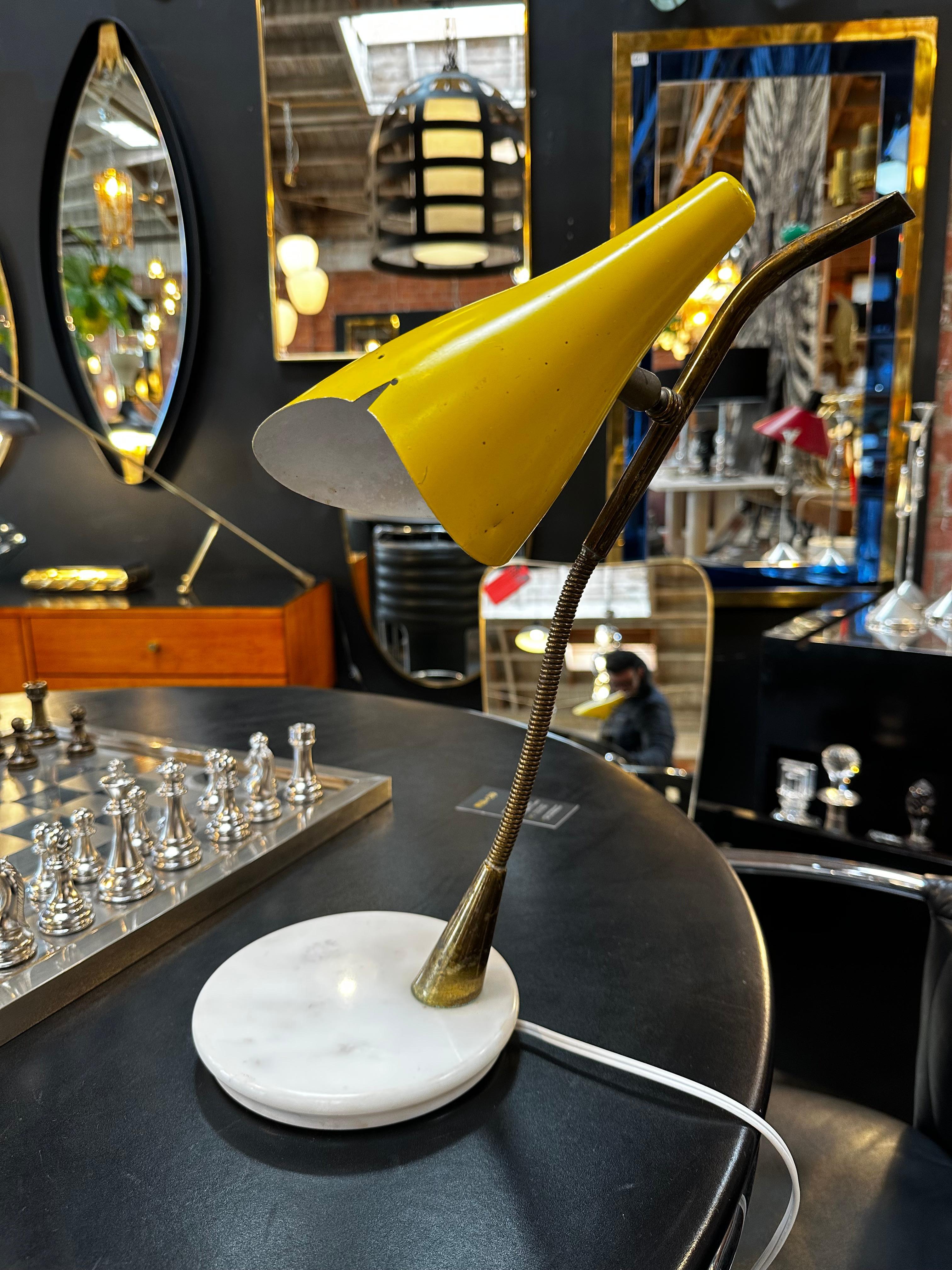 Lampe de table conçue par le designer italien Oscar Torlasco. Métal émaillé jaune, cadre en laiton et base en marbre. Abat-jour réglable.
