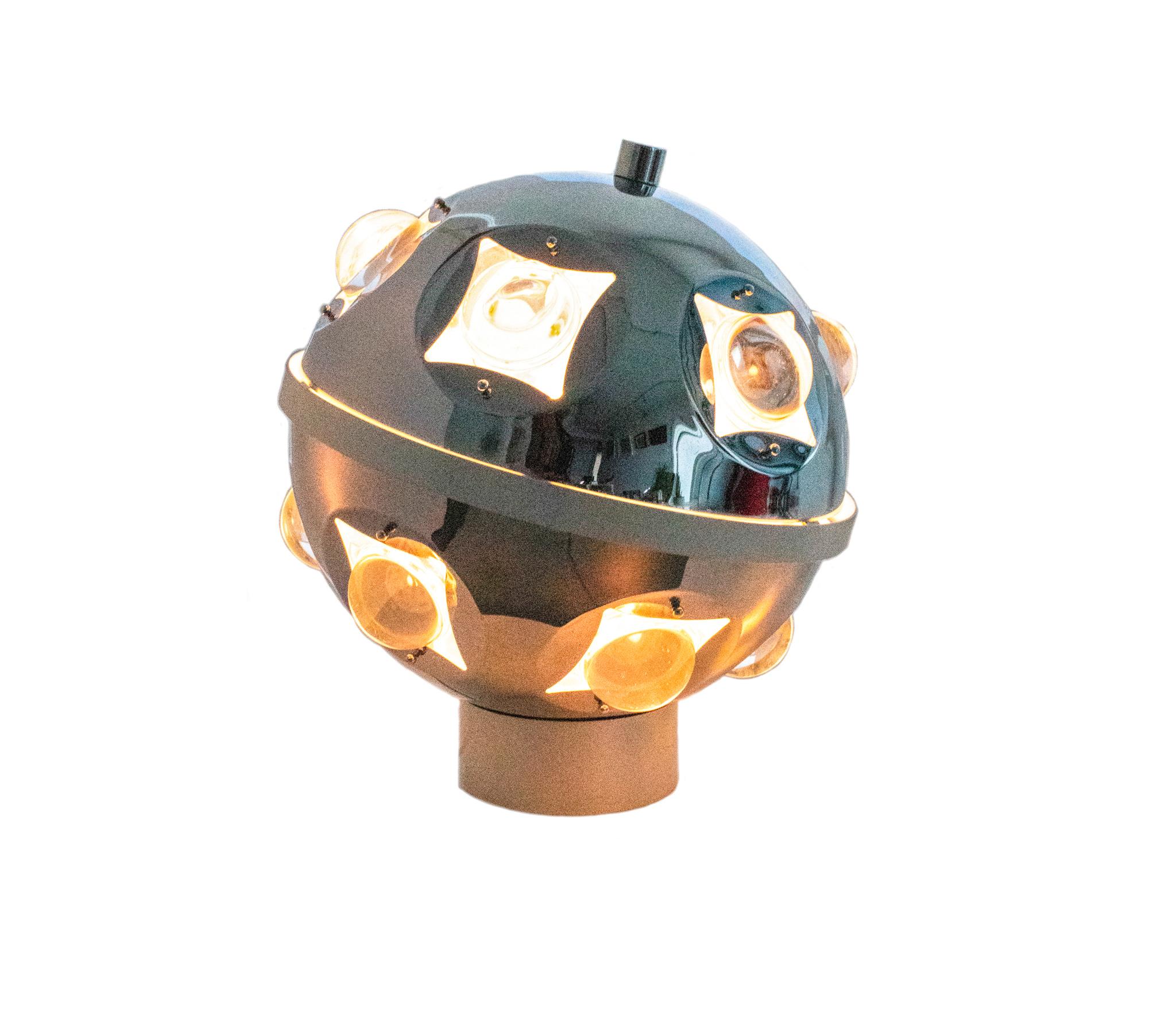 Rarissime lampe de table conçue par Oscar Torlasco pour Stilkronen.

Une lampe de table très originale et futuriste, datant de l'ère spatiale, conçue par Oscar Torlasco pour le groupe Stilkronen en Italie. Conçue dans les années 1960, elle est