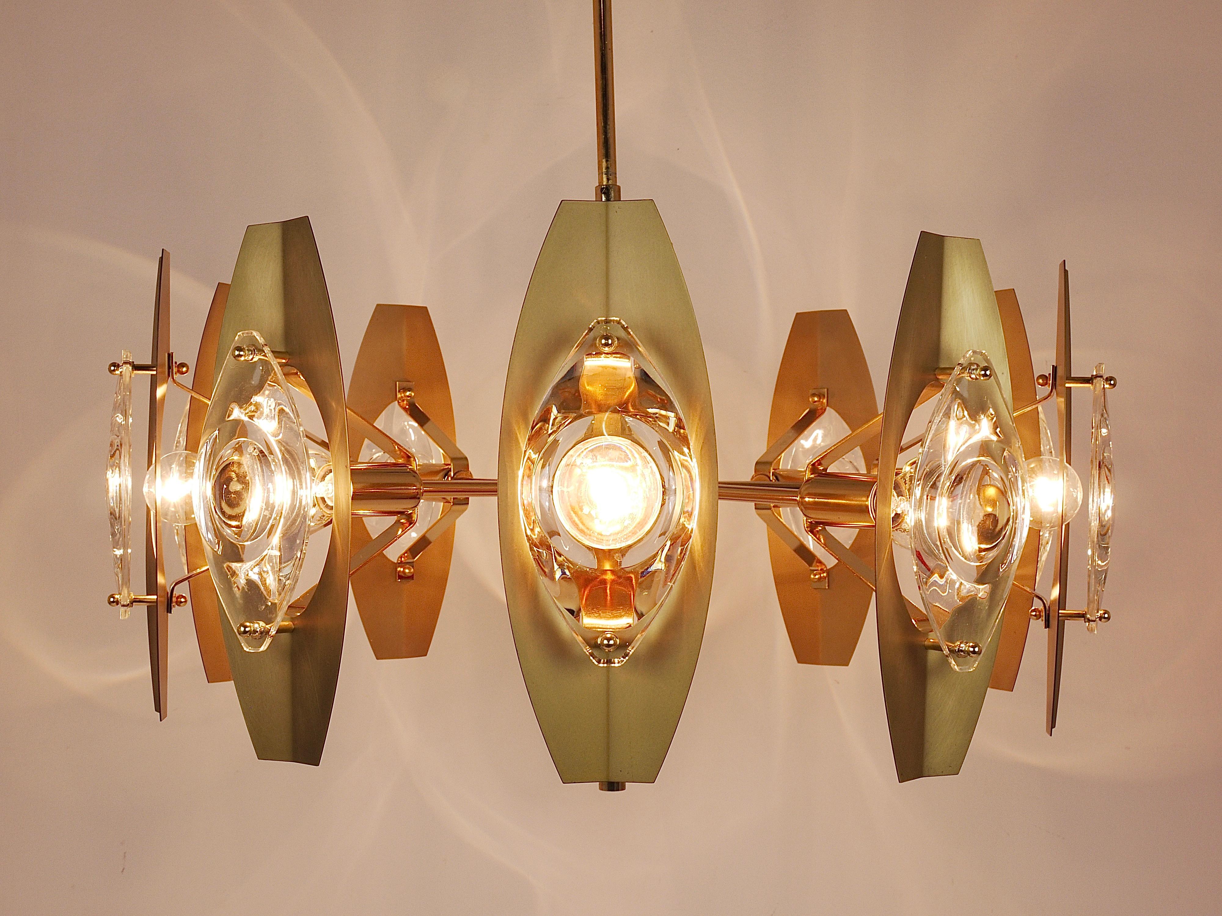 Oscar Torlasco 25“ Brass Chandelier with Optical Prism Lenses, Italy, 1970s For Sale 4