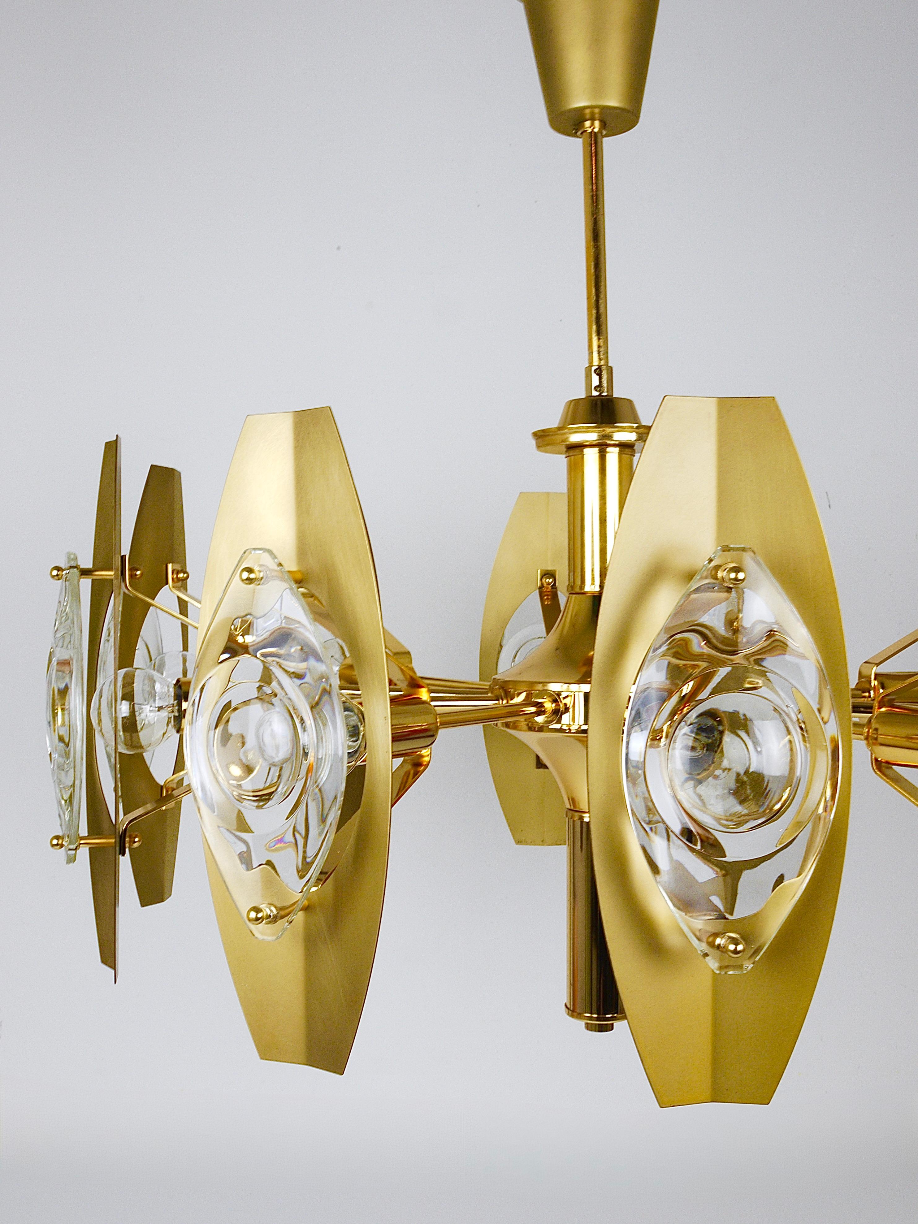 Oscar Torlasco 25“ Brass Chandelier with Optical Prism Lenses, Italy, 1970s For Sale 5