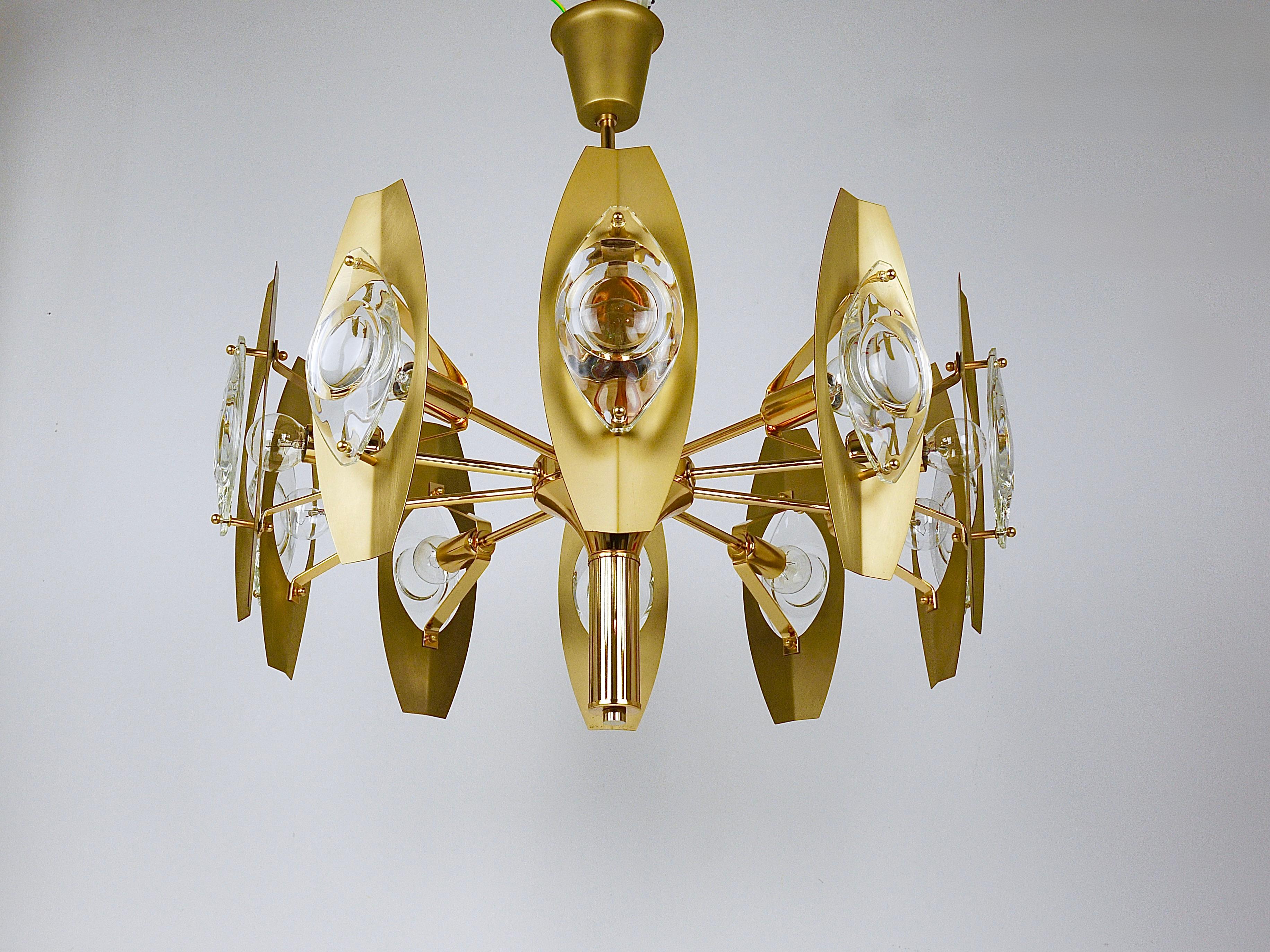 Oscar Torlasco 25“ Brass Chandelier with Optical Prism Lenses, Italy, 1970s For Sale 6
