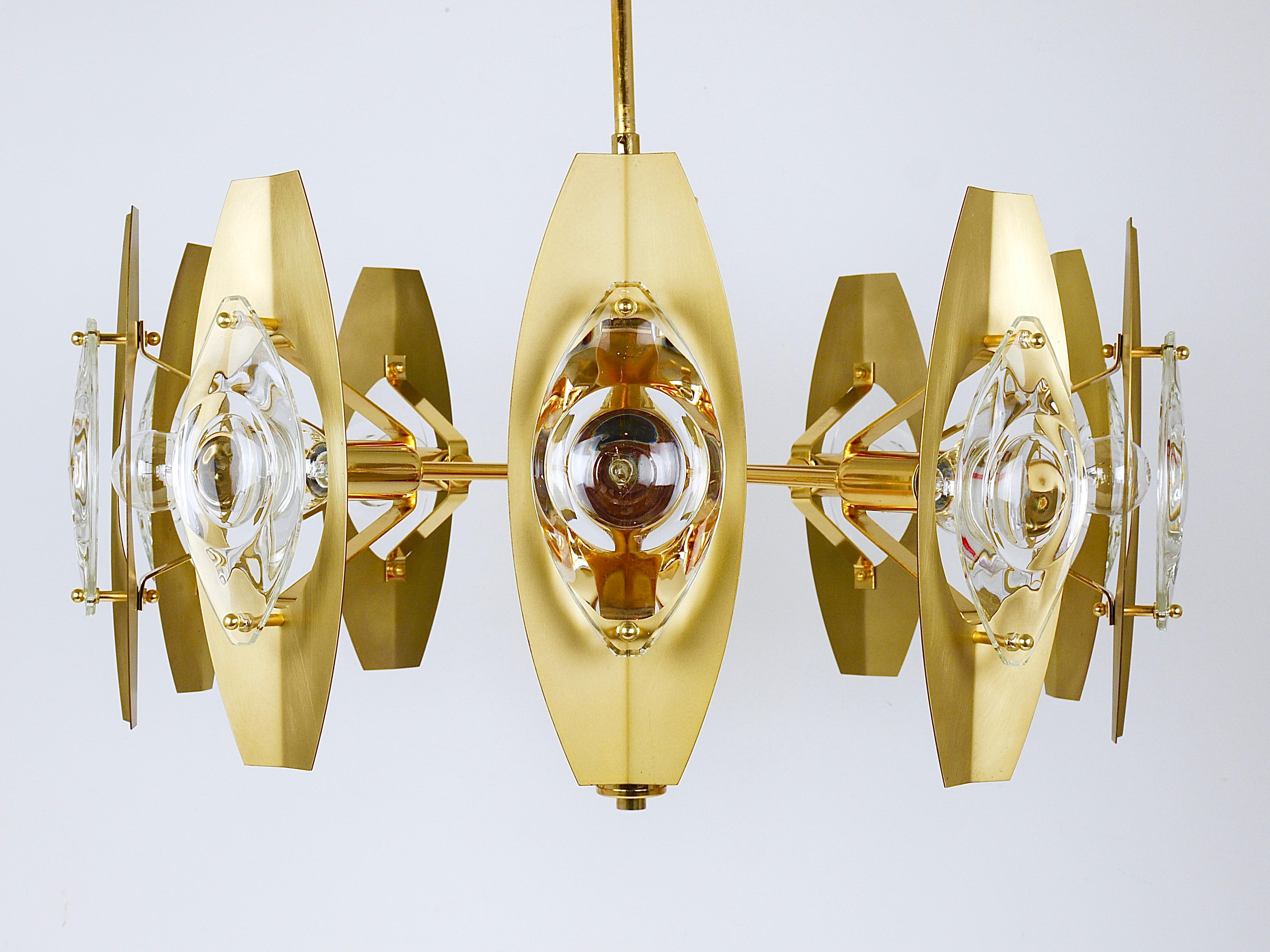 Oscar Torlasco 25“ Brass Chandelier with Optical Prism Lenses, Italy, 1970s For Sale 7