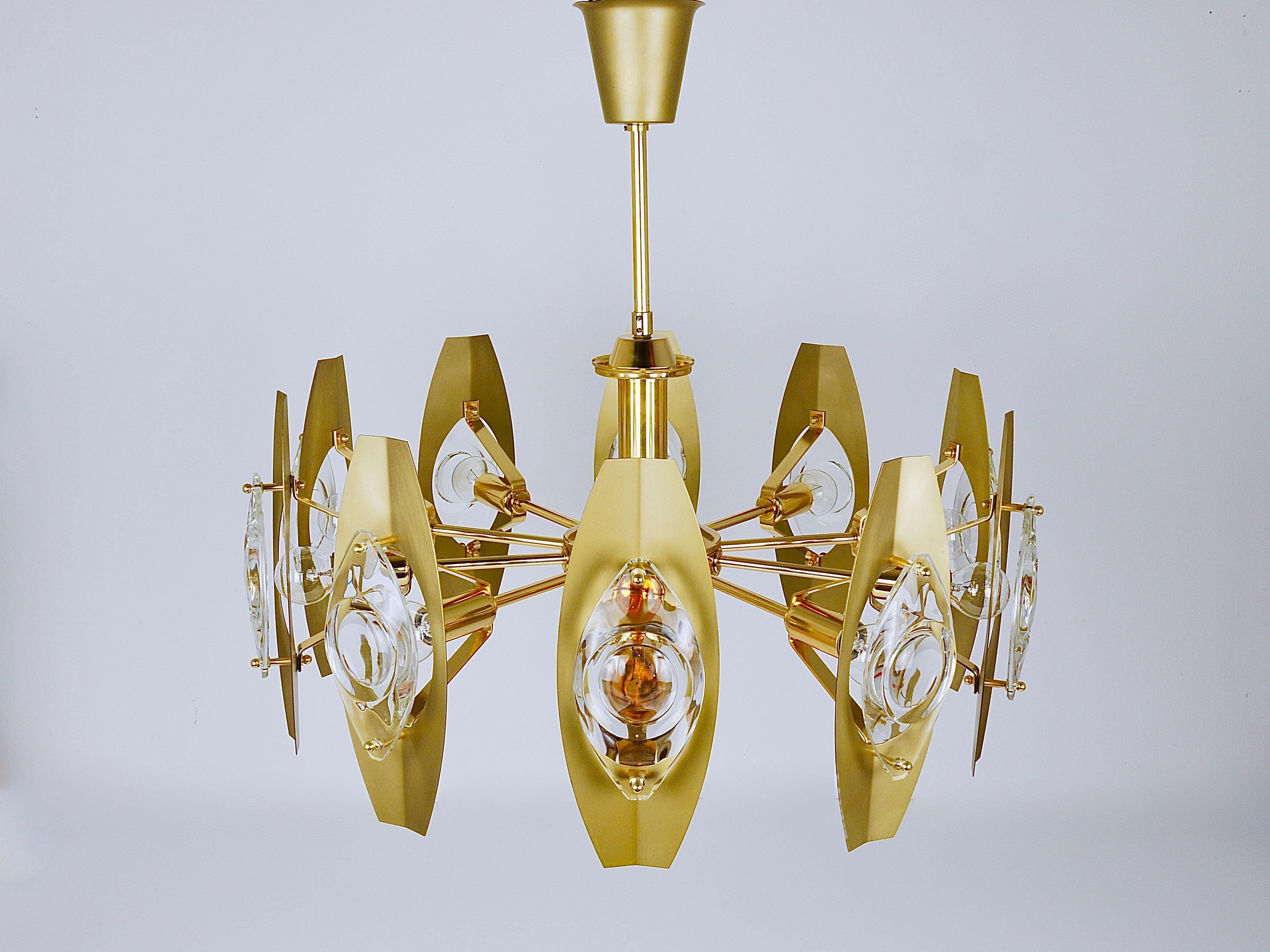 Oscar Torlasco 25“ Brass Chandelier with Optical Prism Lenses, Italy, 1970s For Sale 9