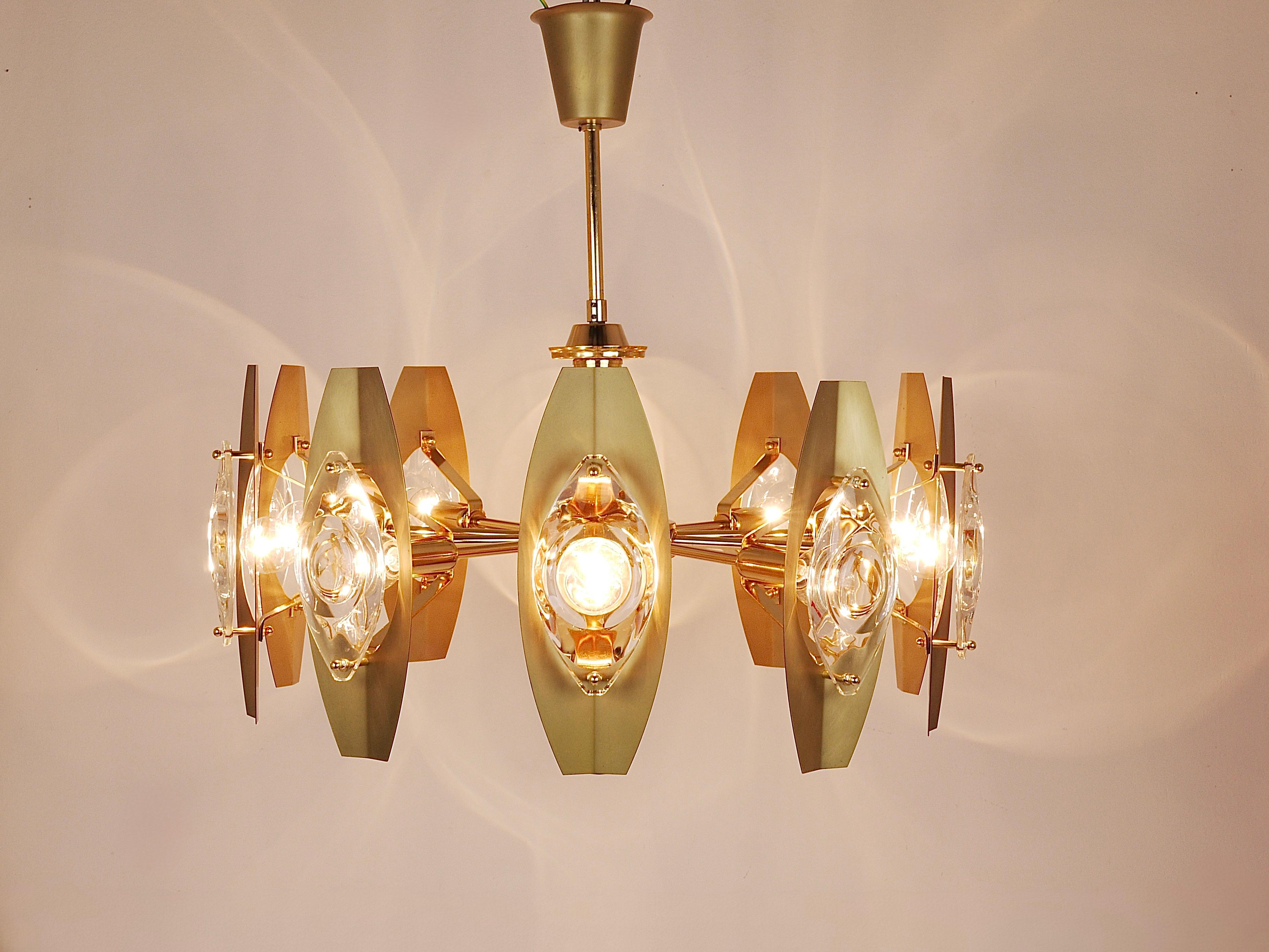 A beautiful and impressive Mid-Century Italian Modern brass chandelier from the 1970s, designed by Oscar Torlasco (1934–2004) for Stilkronen in Italy. The chandelier features ten arms and measures 25 inches in diameter. Crafted in brass, it provides