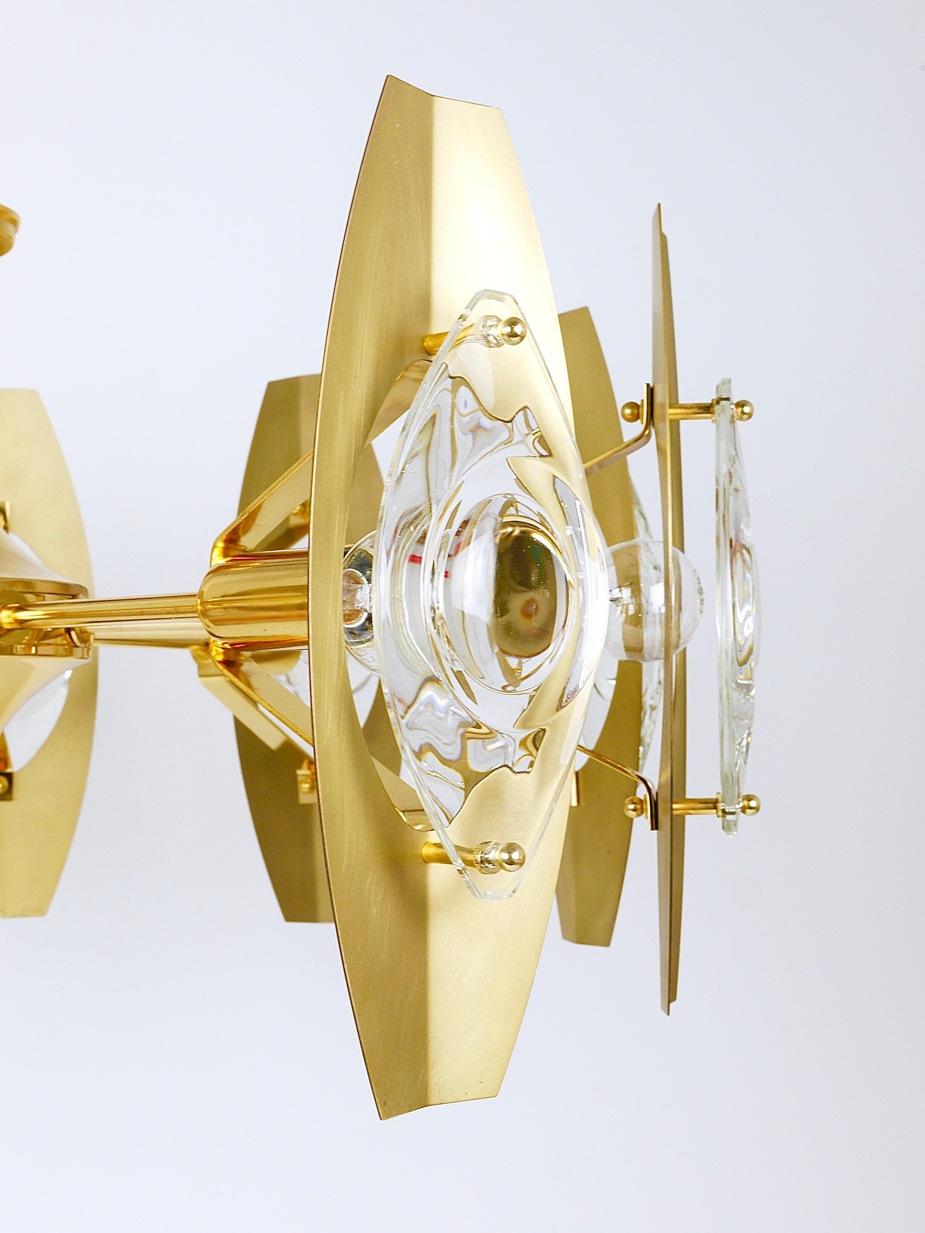 Mid-Century Modern Oscar Torlasco 25“ Brass Chandelier with Optical Prism Lenses, Italy, 1970s For Sale
