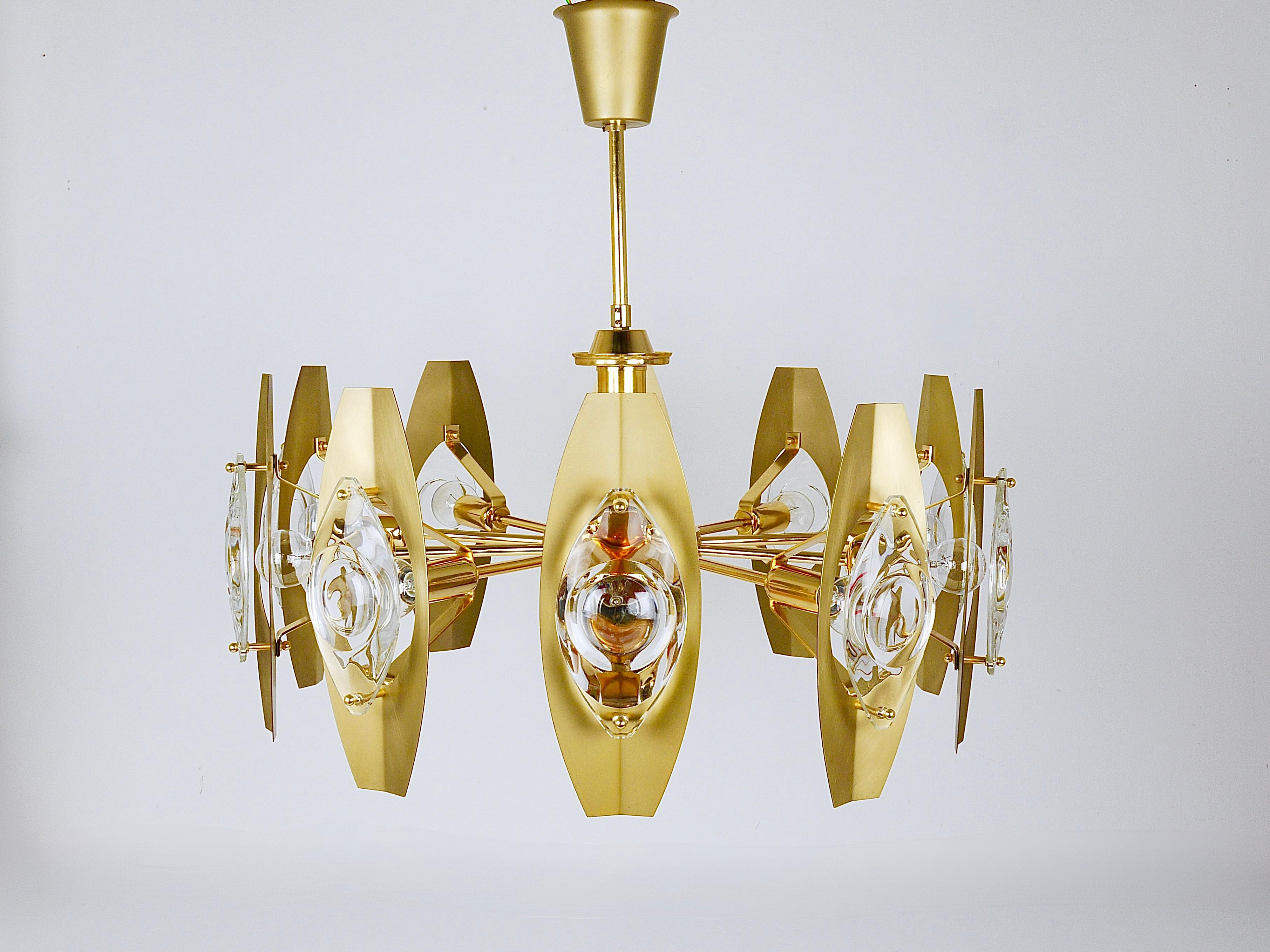 Italian Oscar Torlasco 25“ Brass Chandelier with Optical Prism Lenses, Italy, 1970s For Sale