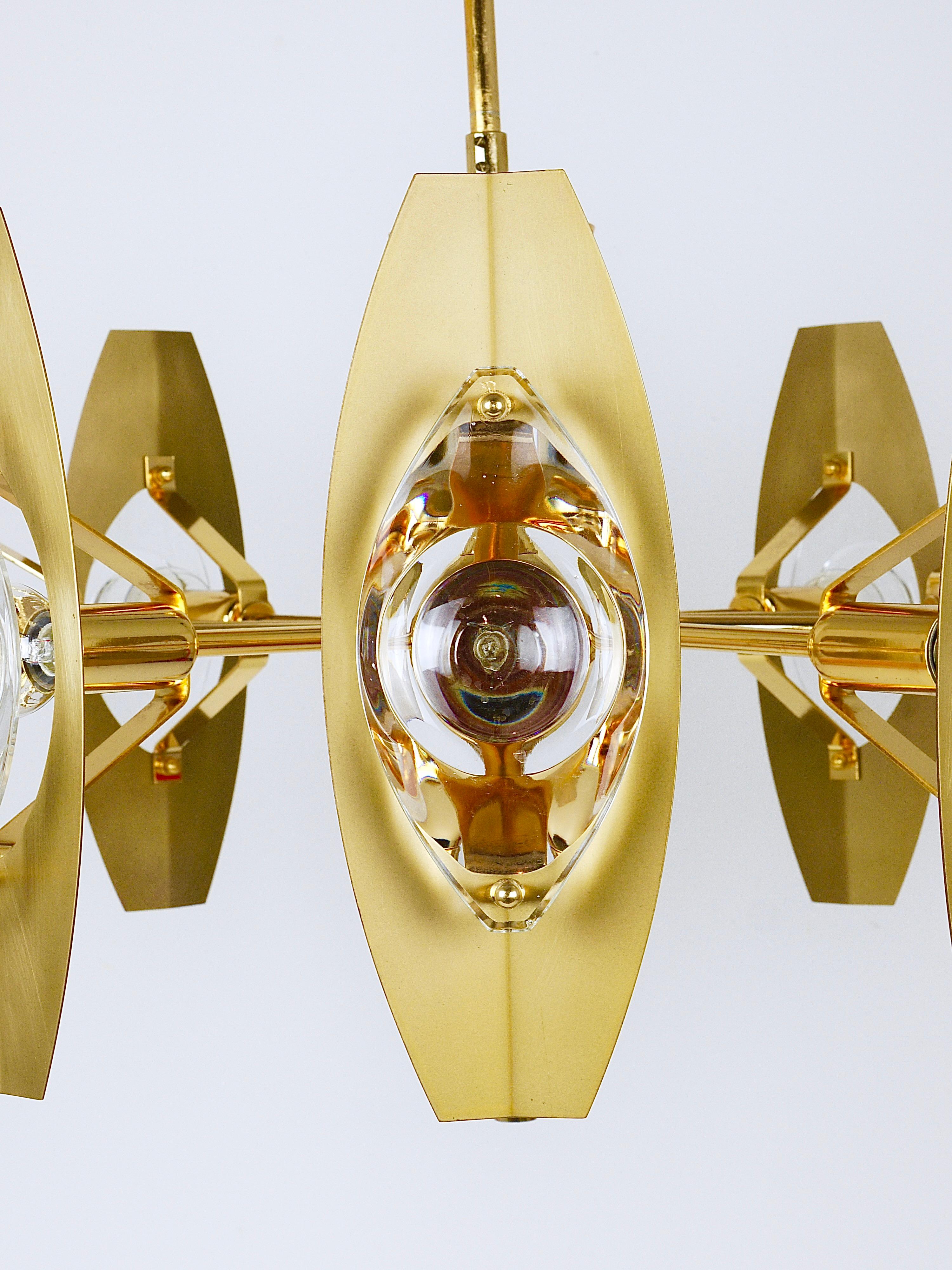 Oscar Torlasco 25“ Brass Chandelier with Optical Prism Lenses, Italy, 1970s In Good Condition For Sale In Vienna, AT