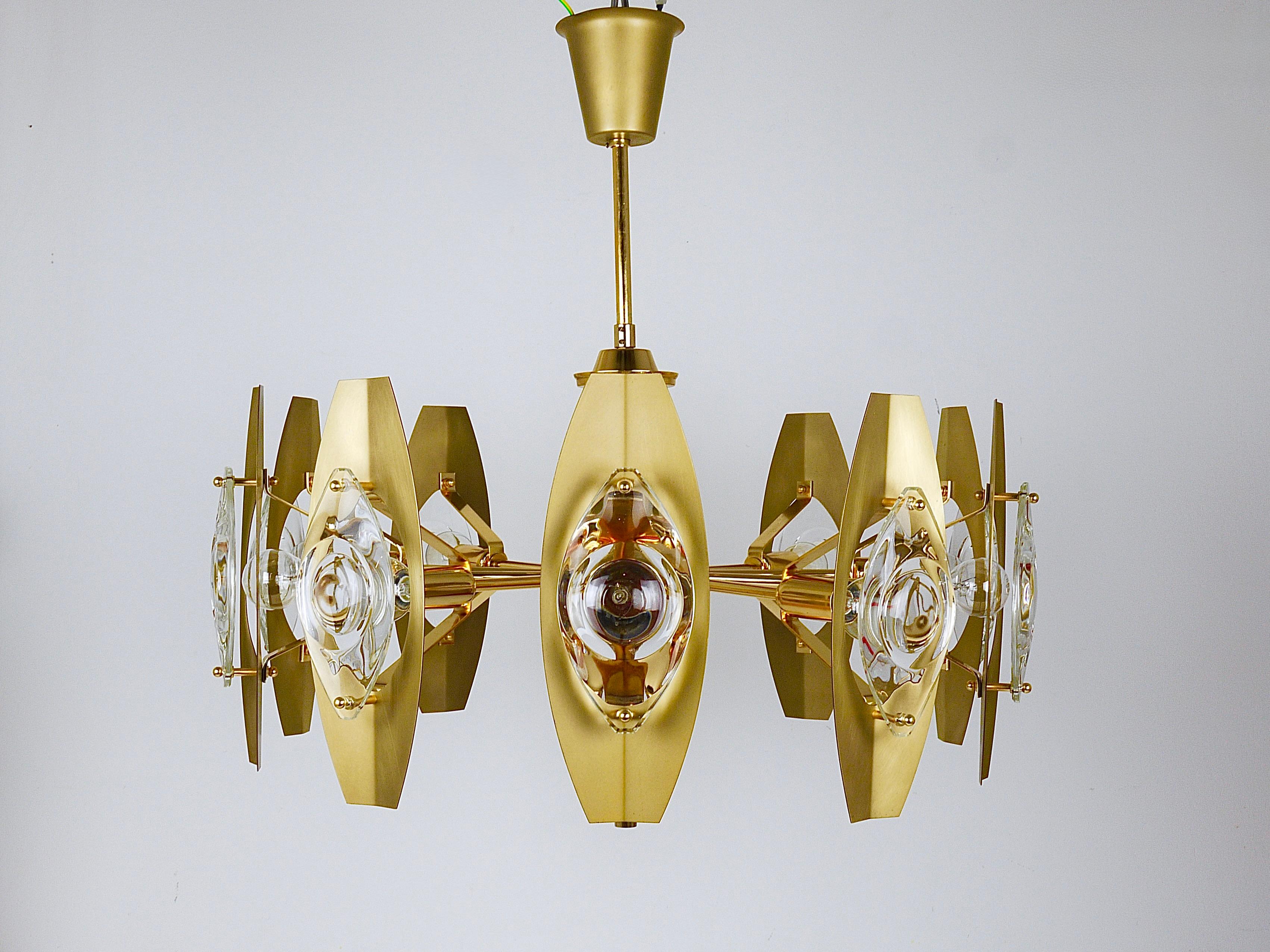 20th Century Oscar Torlasco 25“ Brass Chandelier with Optical Prism Lenses, Italy, 1970s For Sale