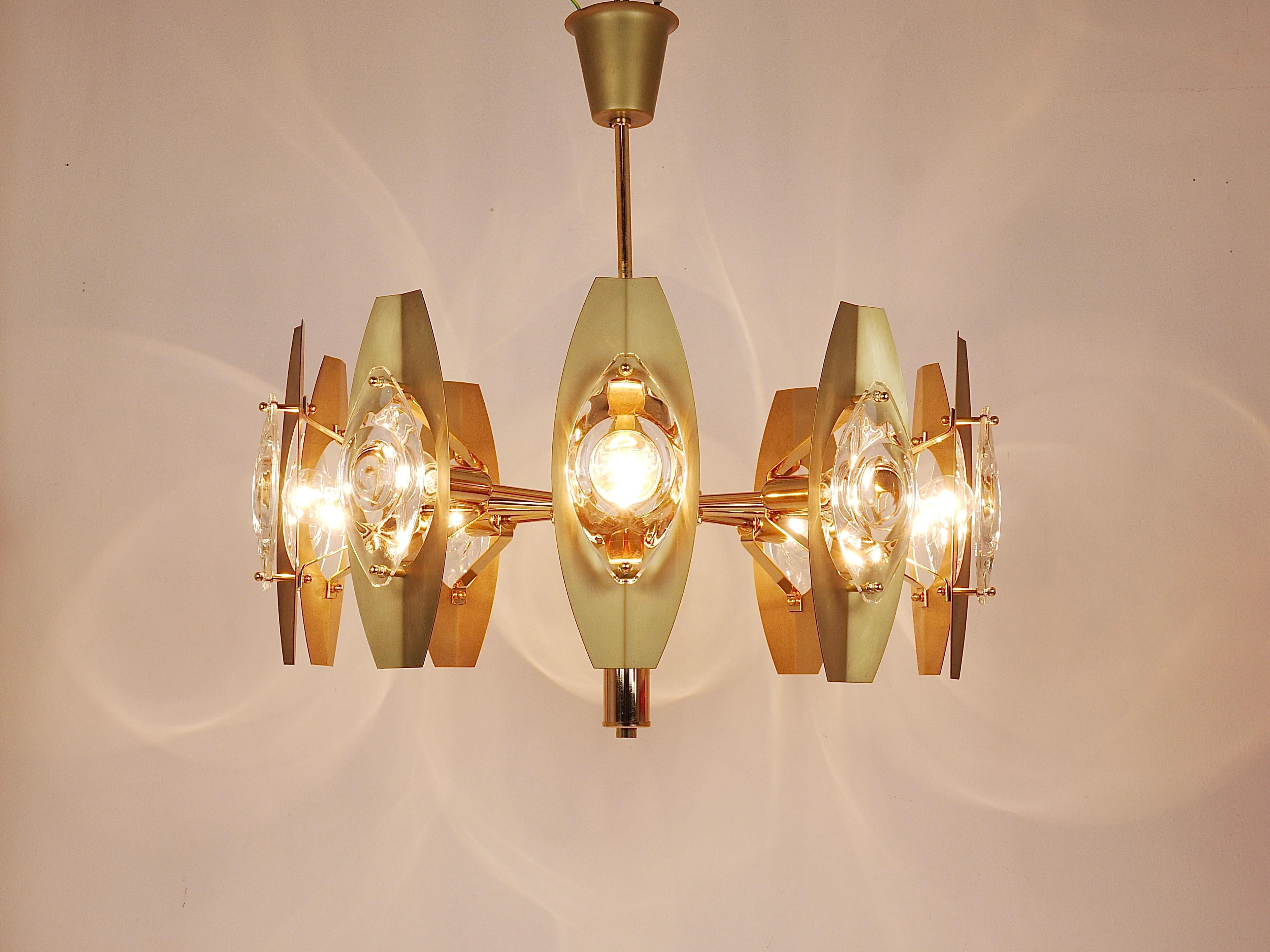 Oscar Torlasco 25“ Brass Chandelier with Optical Prism Lenses, Italy, 1970s For Sale 1