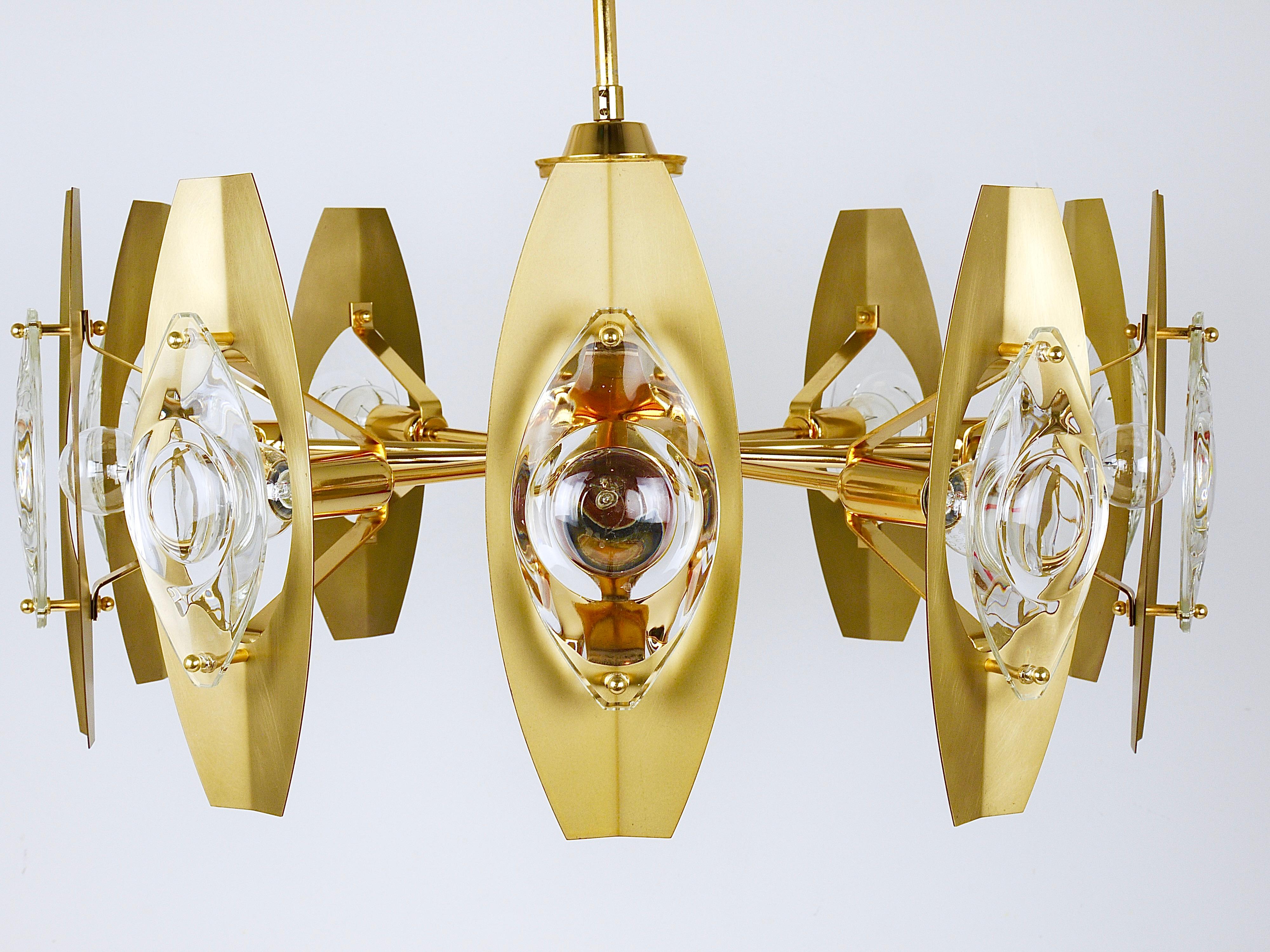 Oscar Torlasco 25“ Brass Chandelier with Optical Prism Lenses, Italy, 1970s For Sale 2