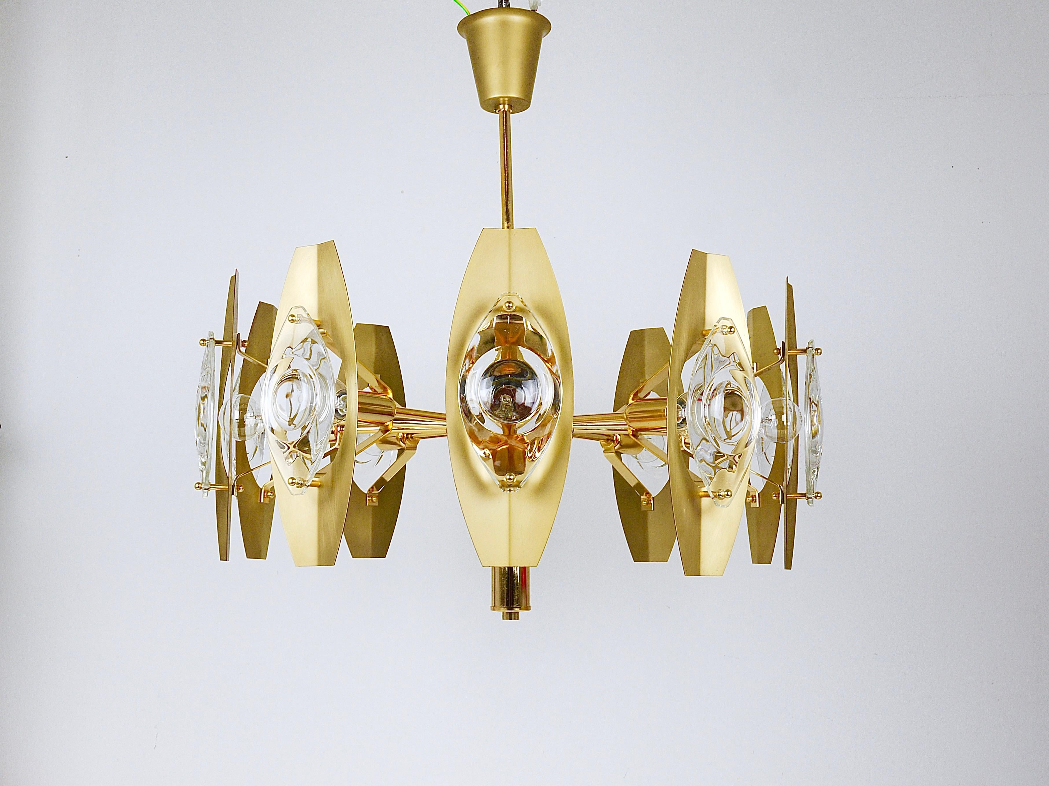 Oscar Torlasco 25“ Brass Chandelier with Optical Prism Lenses, Italy, 1970s For Sale 3