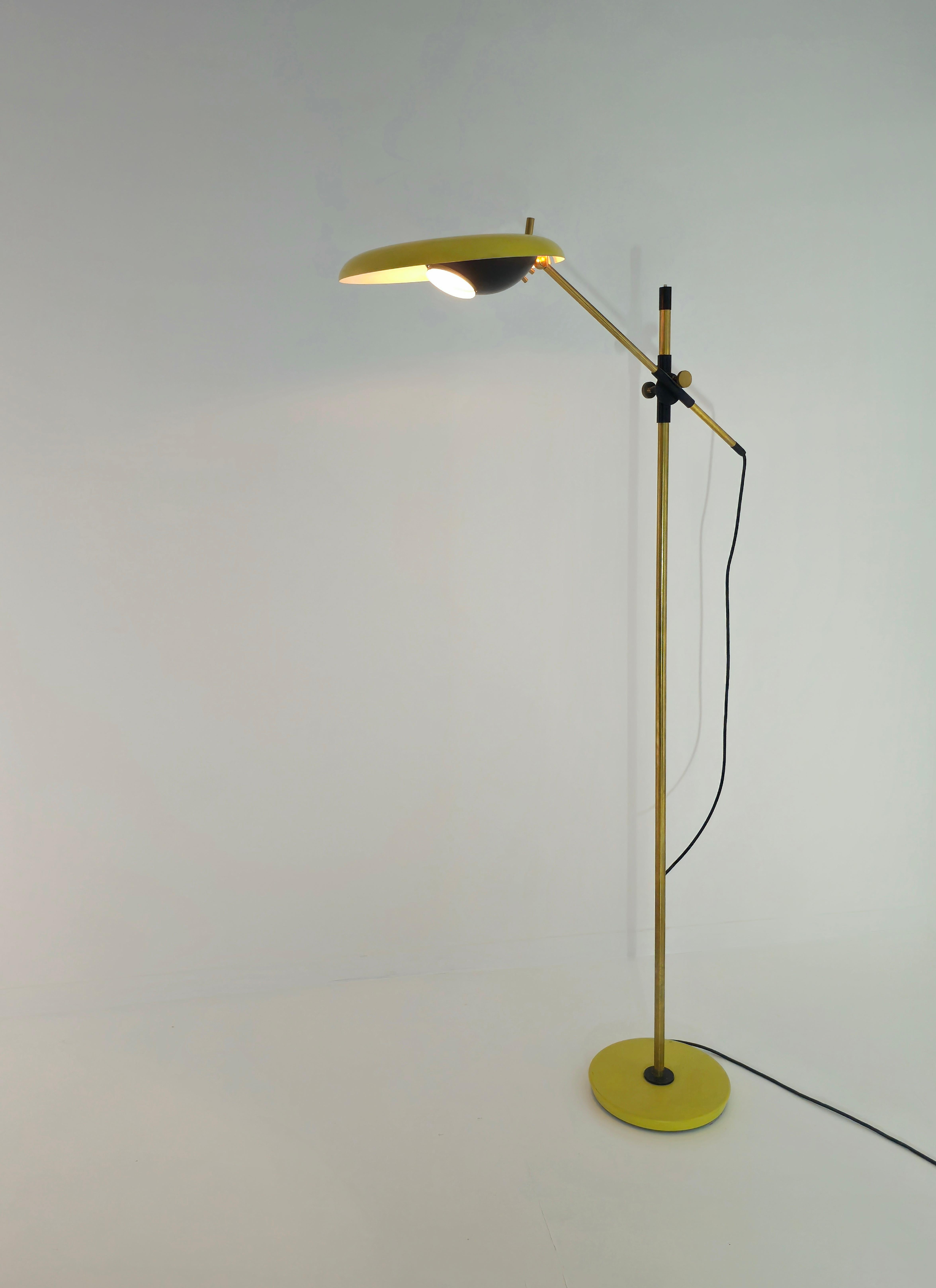 Lampada da terra regolabile in ottone di Oscar Torlasco per Lumi, con paralume e base in alluminio smaltato e lente d'ingrandimento. Regolabile in altezza e anche in lunghezza, molto funzionale. È sicuramente una delle lampade da terra di maggior