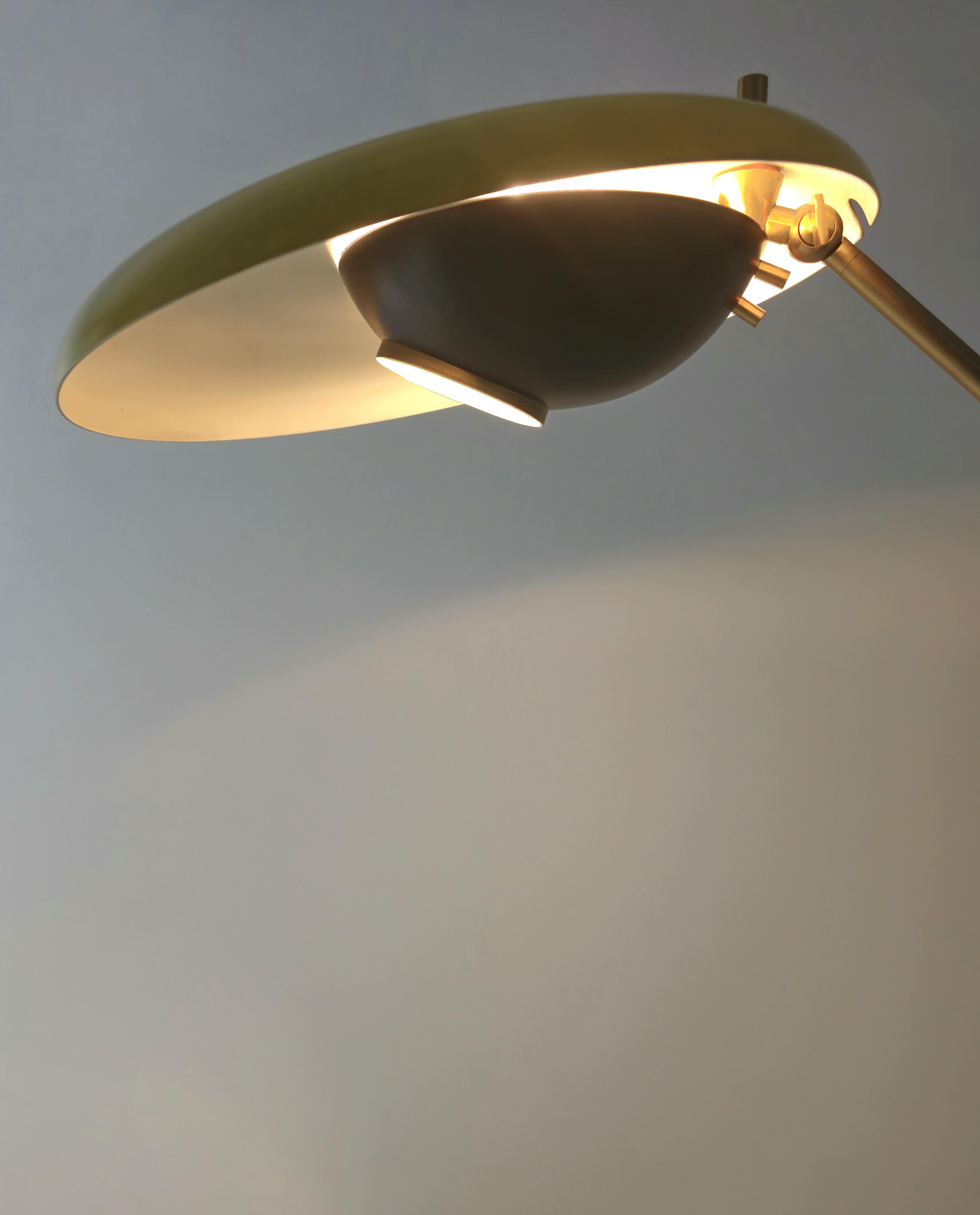 XX secolo Lampada da terra regolabile Oscar Torlasco  Design/One in ottone Italia 1950 Mid-Century in vendita