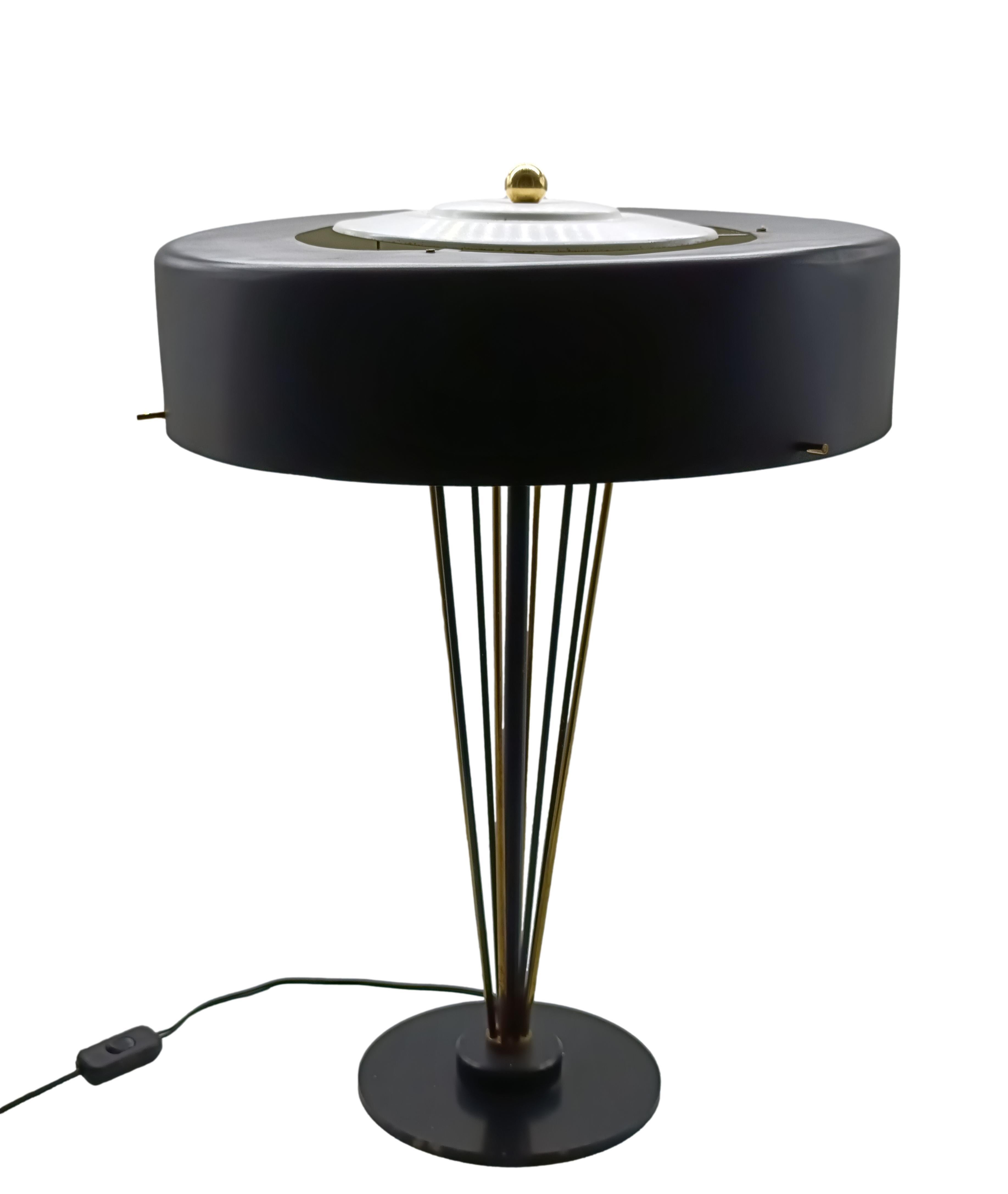 Beautiful table lamp from the 1960s Attrib. Oscar Torlasco, Italian workmanship of the highest quality. Black lacquered metal tubes and brass rods. Metal diffuser.
Original condition, undamaged, with some small scratches to the black metal in