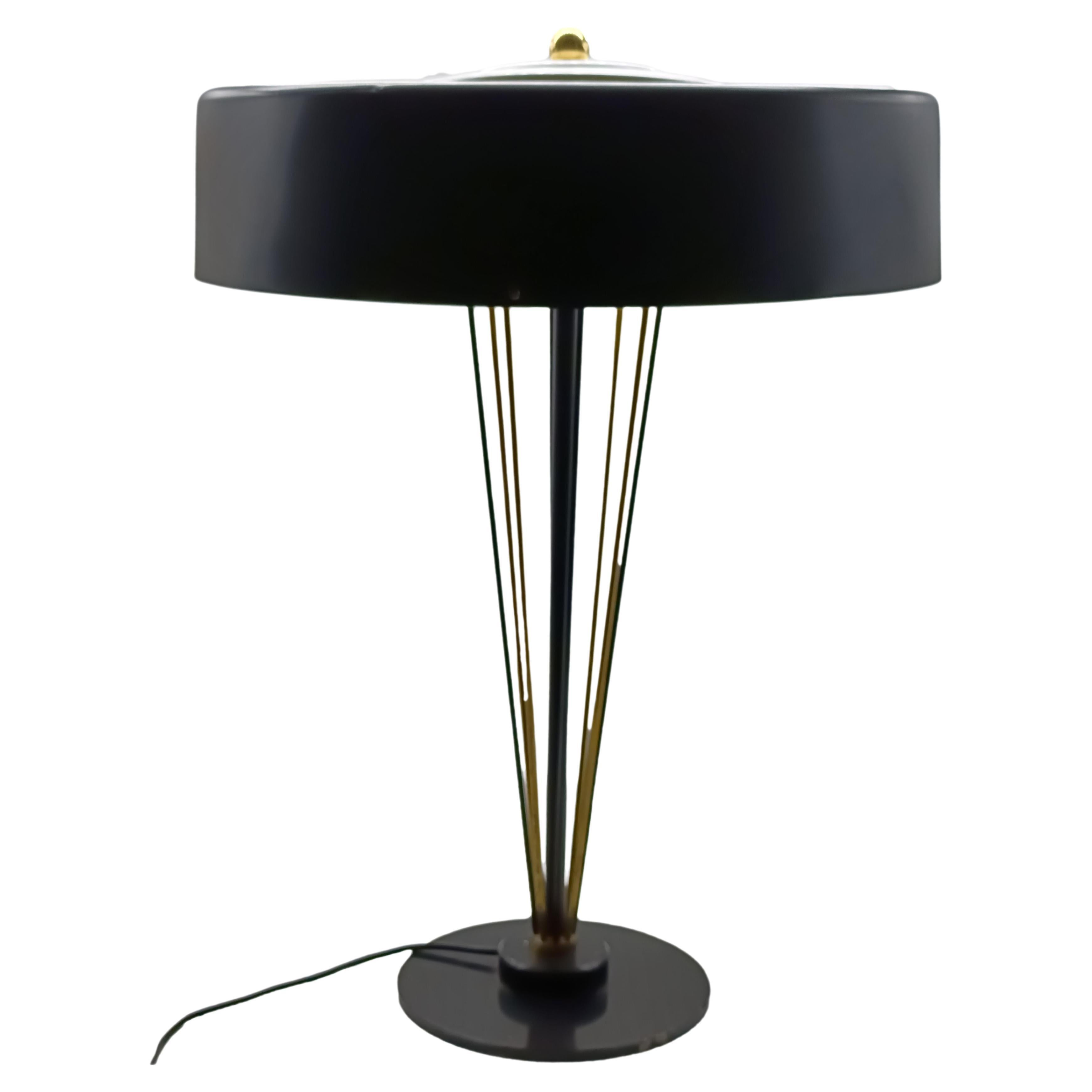 Oscar Torlasco zugeschrieben. Tischlampe aus Messing und lackiertem Metall, Italien 1960er Jahre