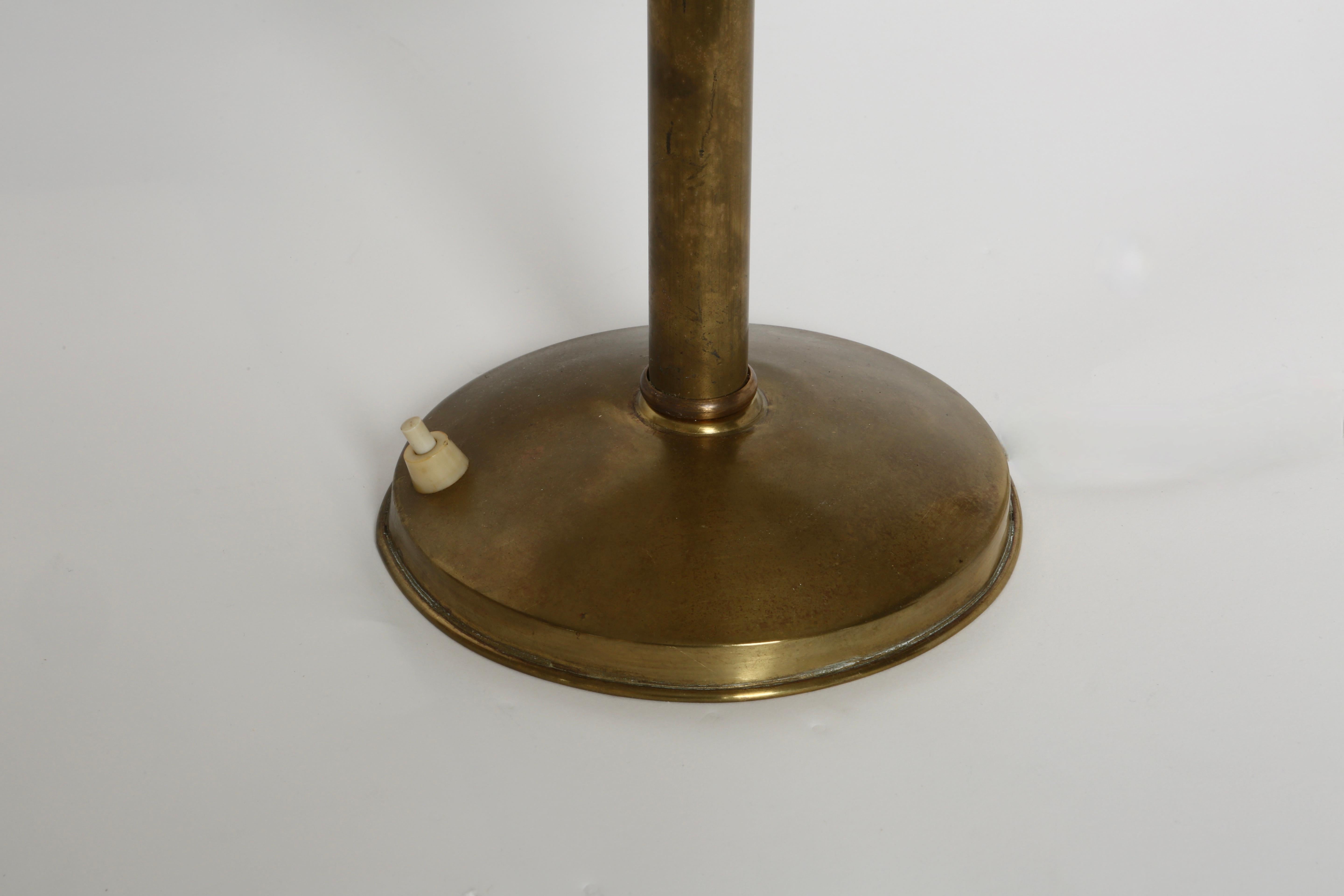 Lampe de table en laiton attribuée à Oscar Torlasco, Italie, années 1960 en vente 6