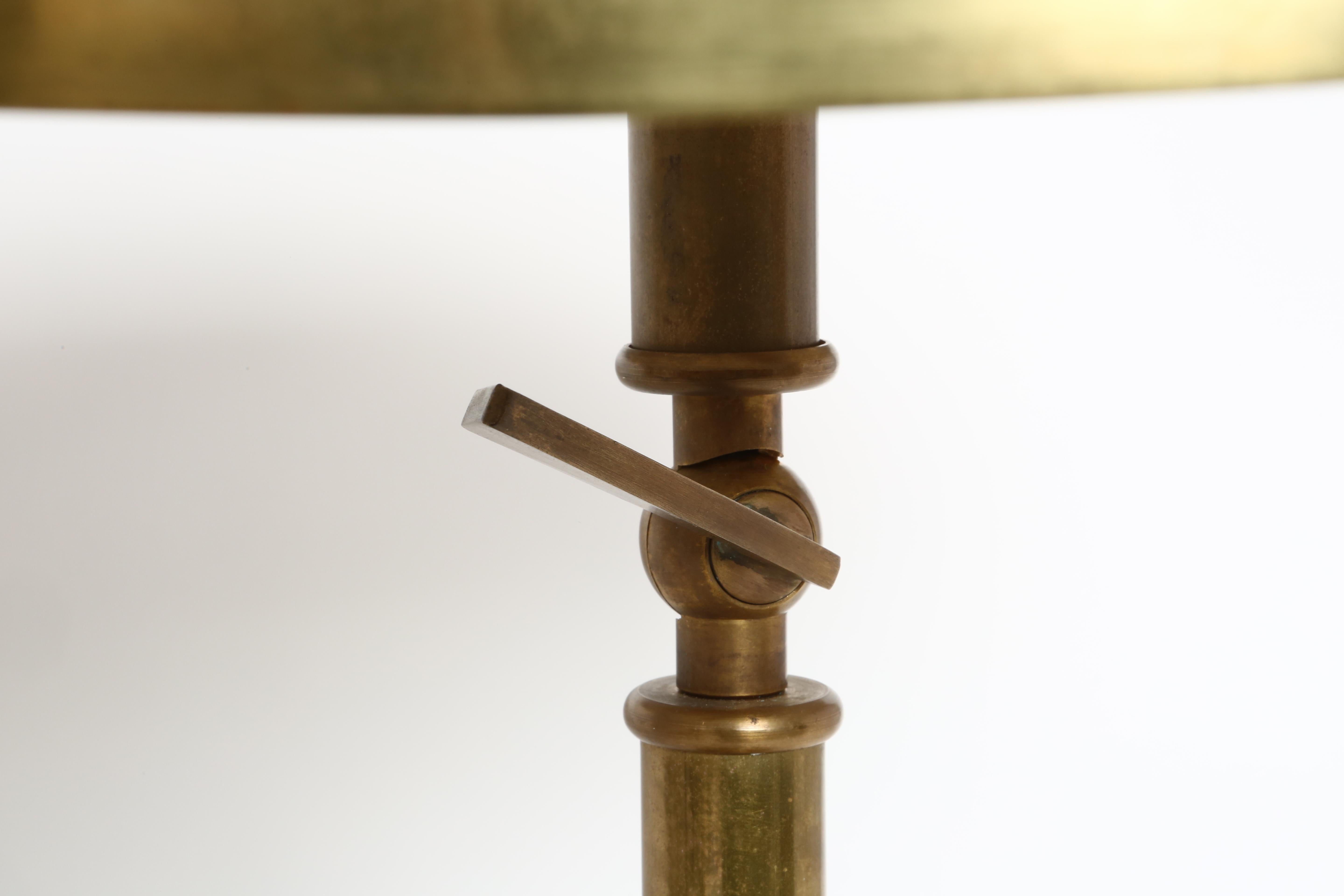 Laiton Lampe de table en laiton attribuée à Oscar Torlasco, Italie, années 1960 en vente