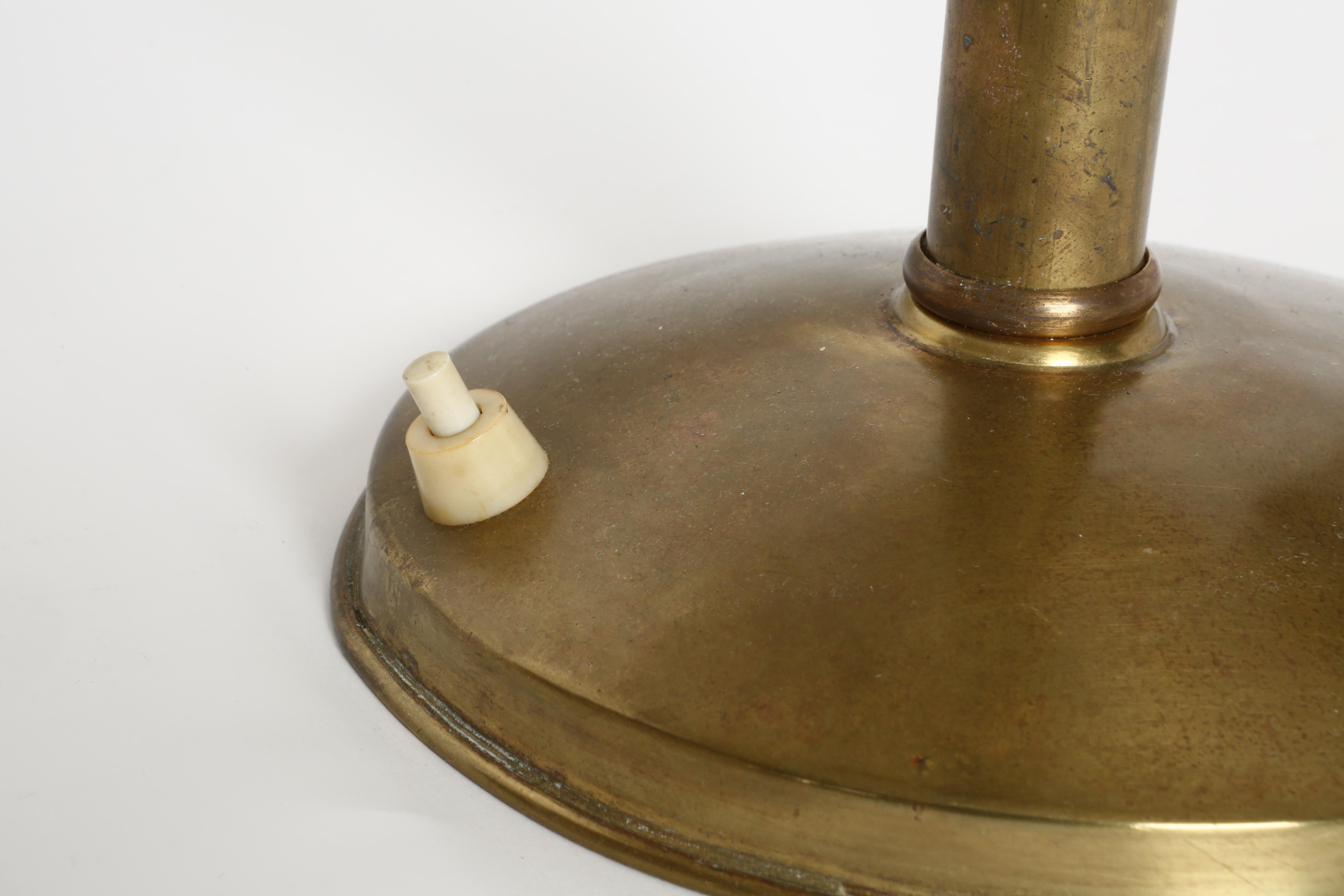 Lampe de table en laiton attribuée à Oscar Torlasco, Italie, années 1960 en vente 1