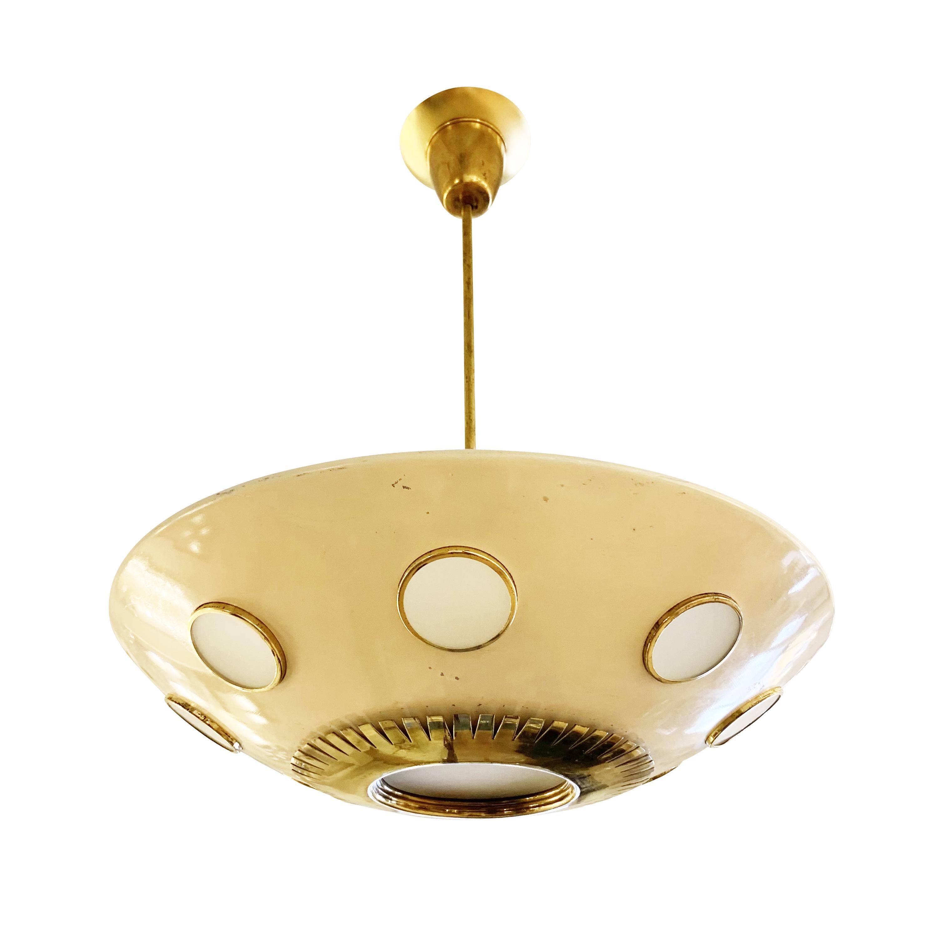 Italian Mid-Century pendant attributed to Oscar Torlasco for Lumi. The off-white lacquered frame has brass details and embedded glass diffusers.

Condition: Good vintage condition, minor wear and marks consistent with age and use.

Diameter: