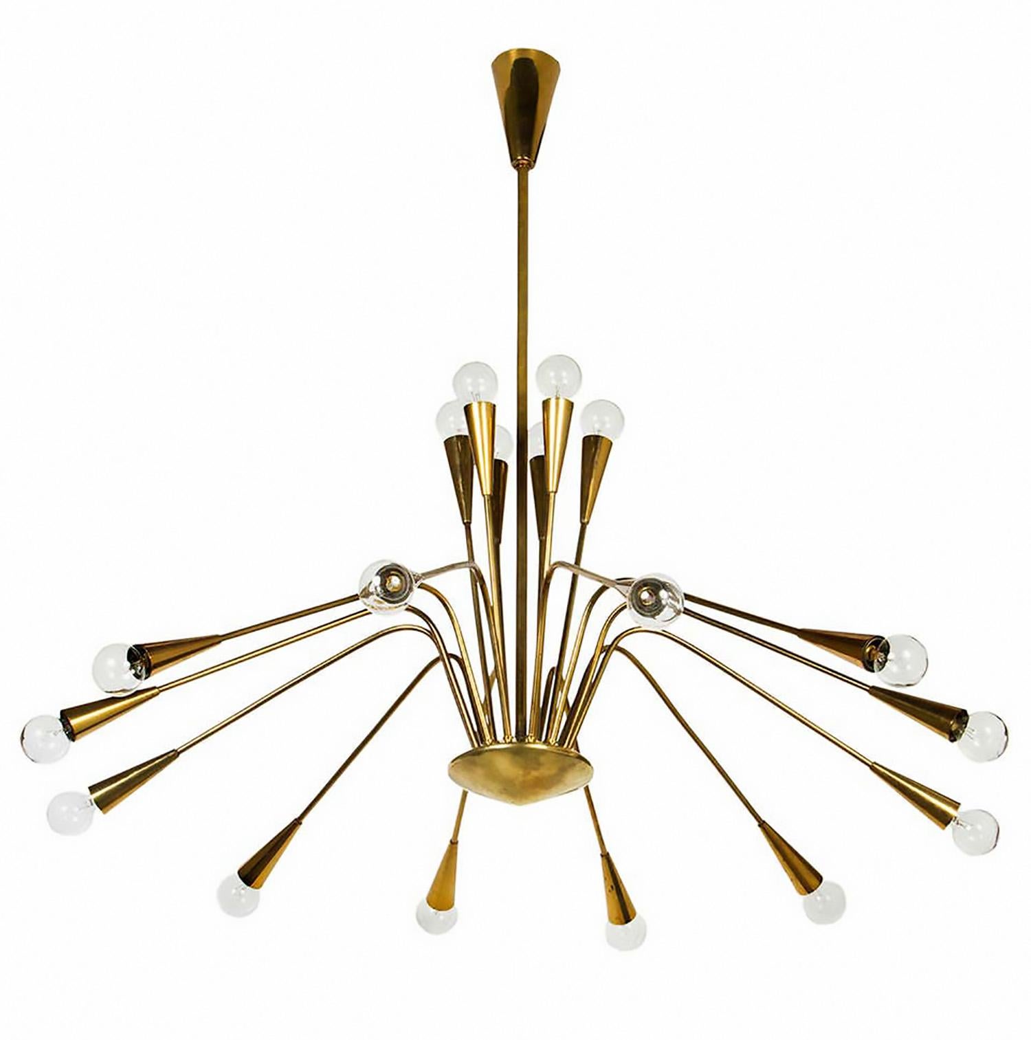 Brass chandelier designed by Oscar Torlasco (1934-2004), with eighteen light points.
Lumi production from the 1950s.