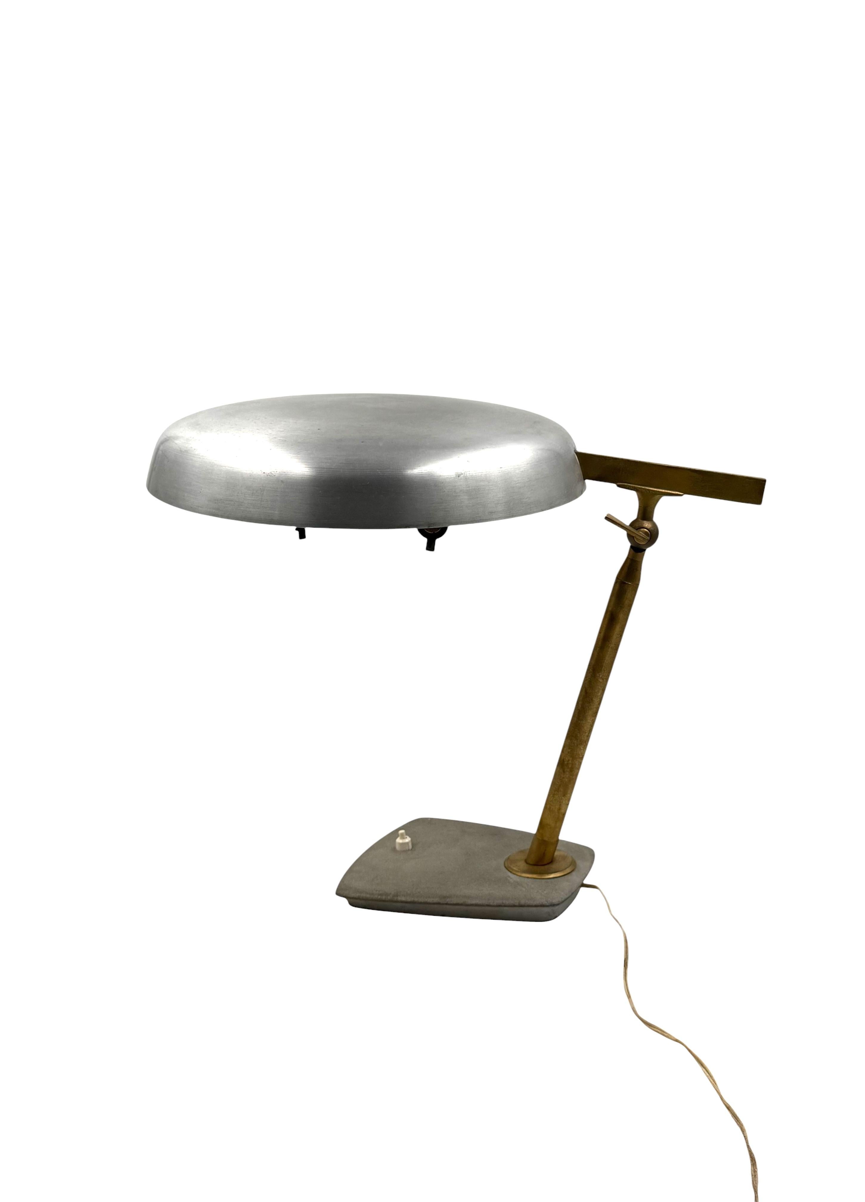Mid-century modern aluminum and brass table / desk lamp

Designed by Oscar Torlasco Produced by Lumi, Italy, circa 1950

Triple light bulbs.

Missing glass lens

Ref.: 1950 Bib. Rivista dell’Arredamento, Jan 1963

H 50 cm - 33 cm diam.

Conditions:
