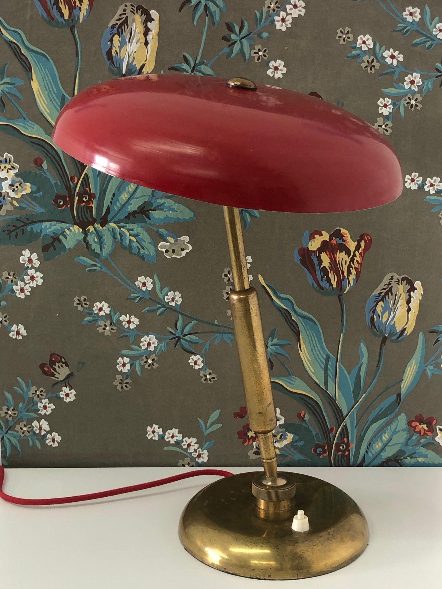Oscar Torlasco Brass Double Jointed Table Lamp with Red Shade In Good Condition For Sale In New York, NY