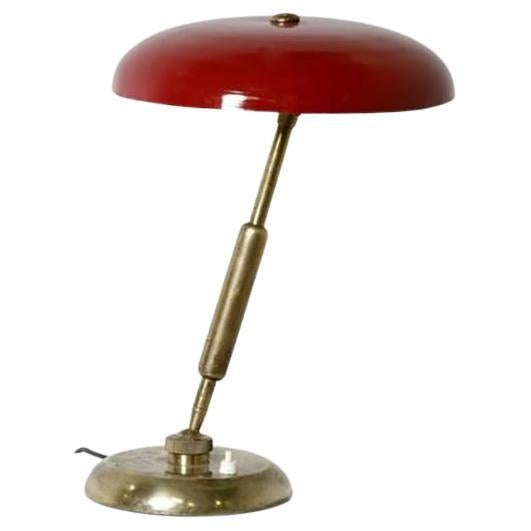 Oscar Torlasco, Doppelgegliederte Tischlampe aus Messing mit rotem Schirm
