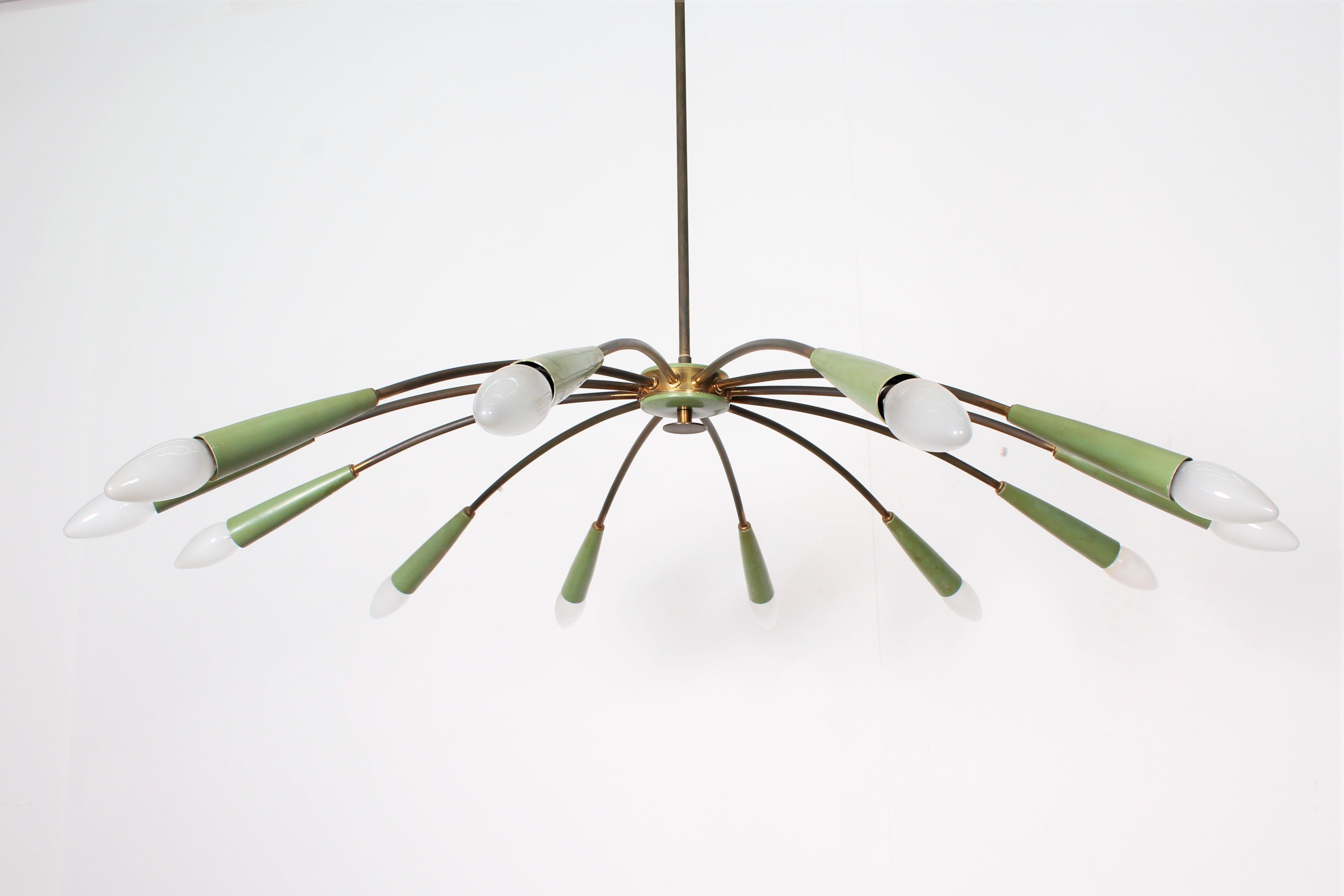 Midcentury green metal and brass Chandelier Oscar Torlasco Italy 60s In Good Condition In Palermo, IT