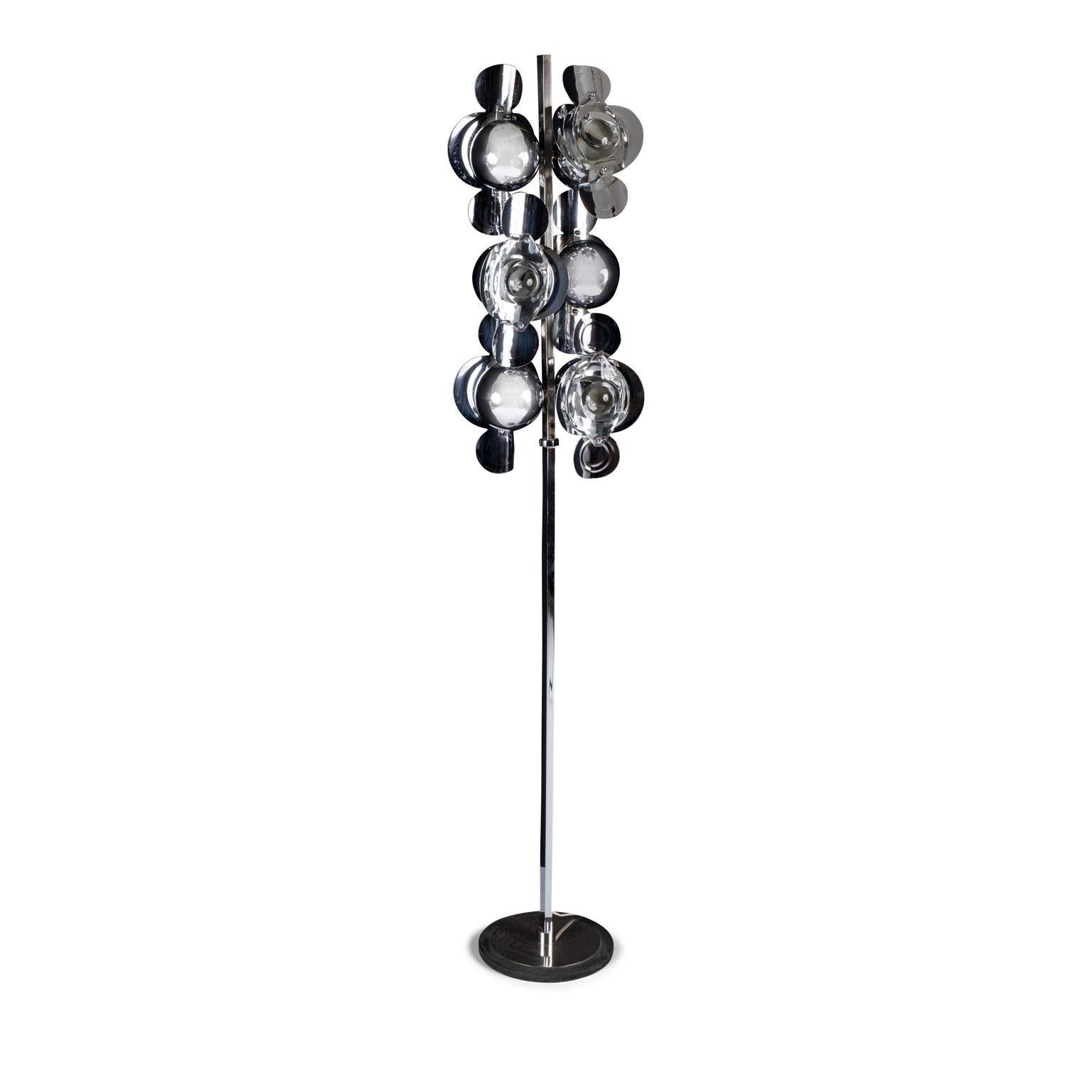 Lámpara de pie cromada Oscar Torlasco de los años 60. Esta moderna lámpara de pie cuenta con un grupo de luces individuales regulables. Cada una cubierta por una pantalla de cristal transparente. Recién cableado para su uso en EE.UU. utilizando