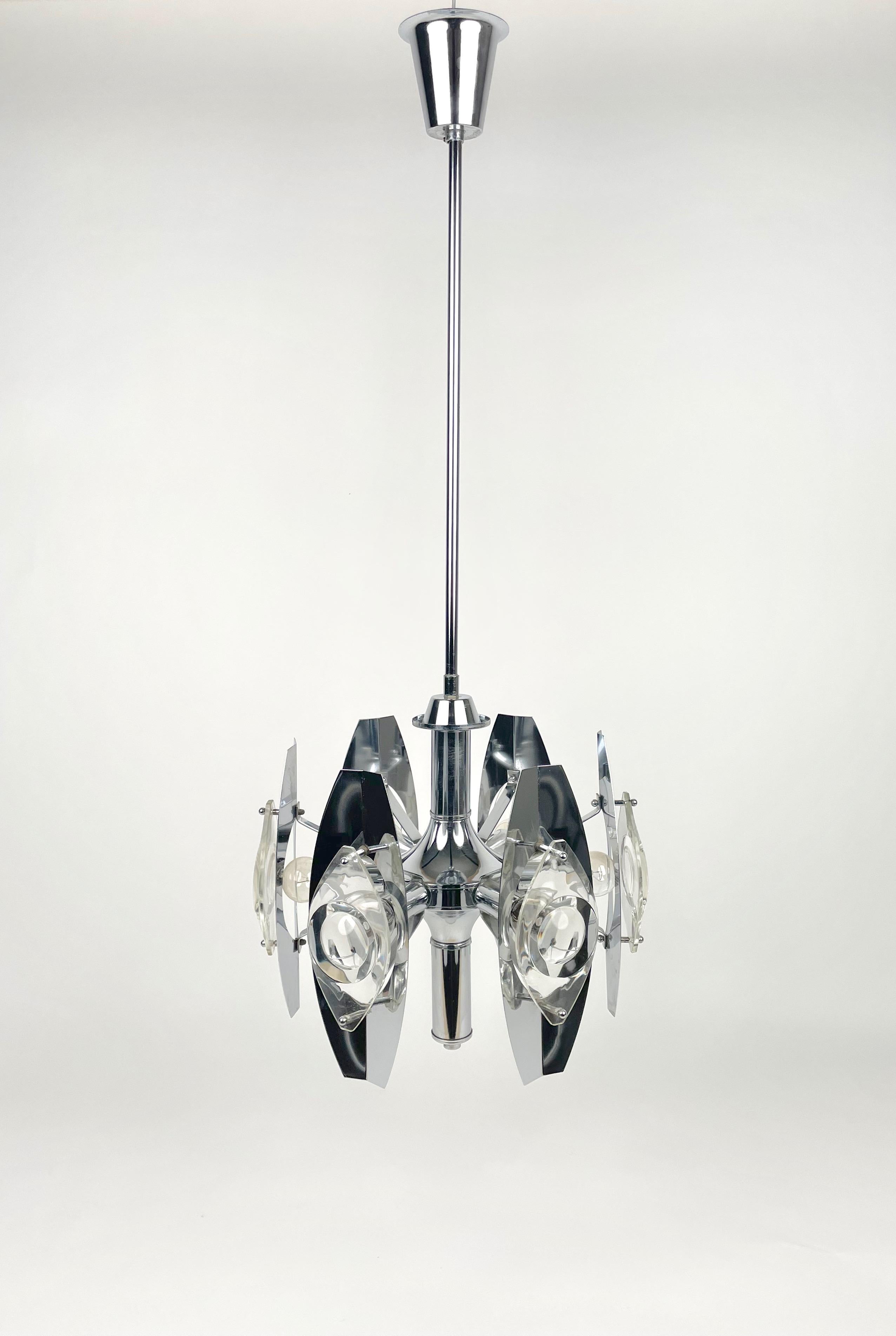 Impressive chandelier featuring six lights in chrome and glass lens by the Italian designer Oscar Torlasco. 

Made in Italy in the 1960s.