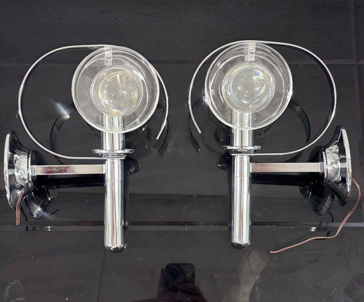 Oscar Torlasco Pair Of Applique Optical Design 1970's Modernism.

Pair of chrome-plated steel wall sconces with glass diffusers.

The item is in excellent conservative condition, there are no cosmetic or structural defects to report . (Please see
