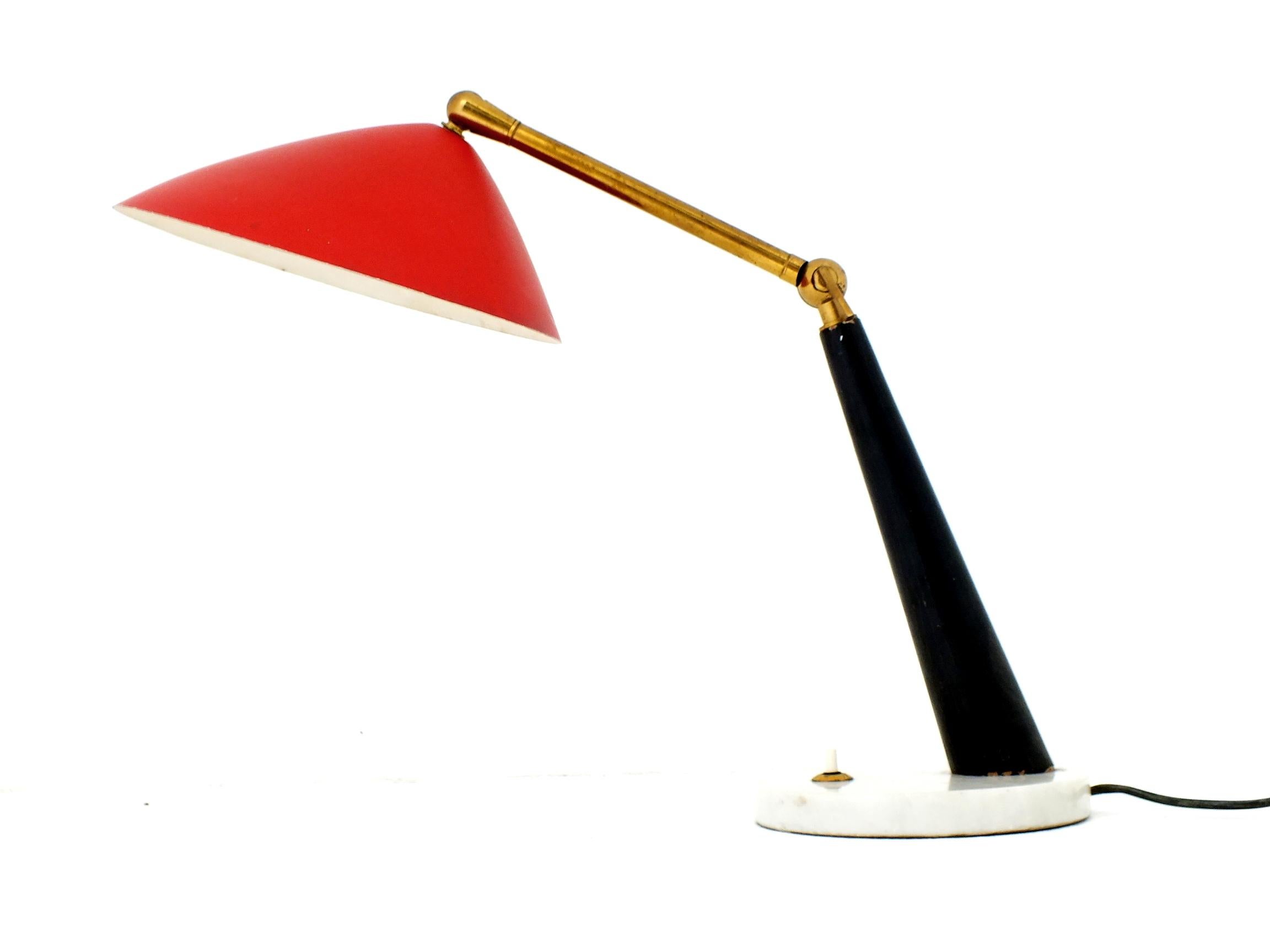 Oscar Torlasco design pour Stilux Italie dans les années 55 une des deux lampes de table/de bureau en rouge, blanc et noir.