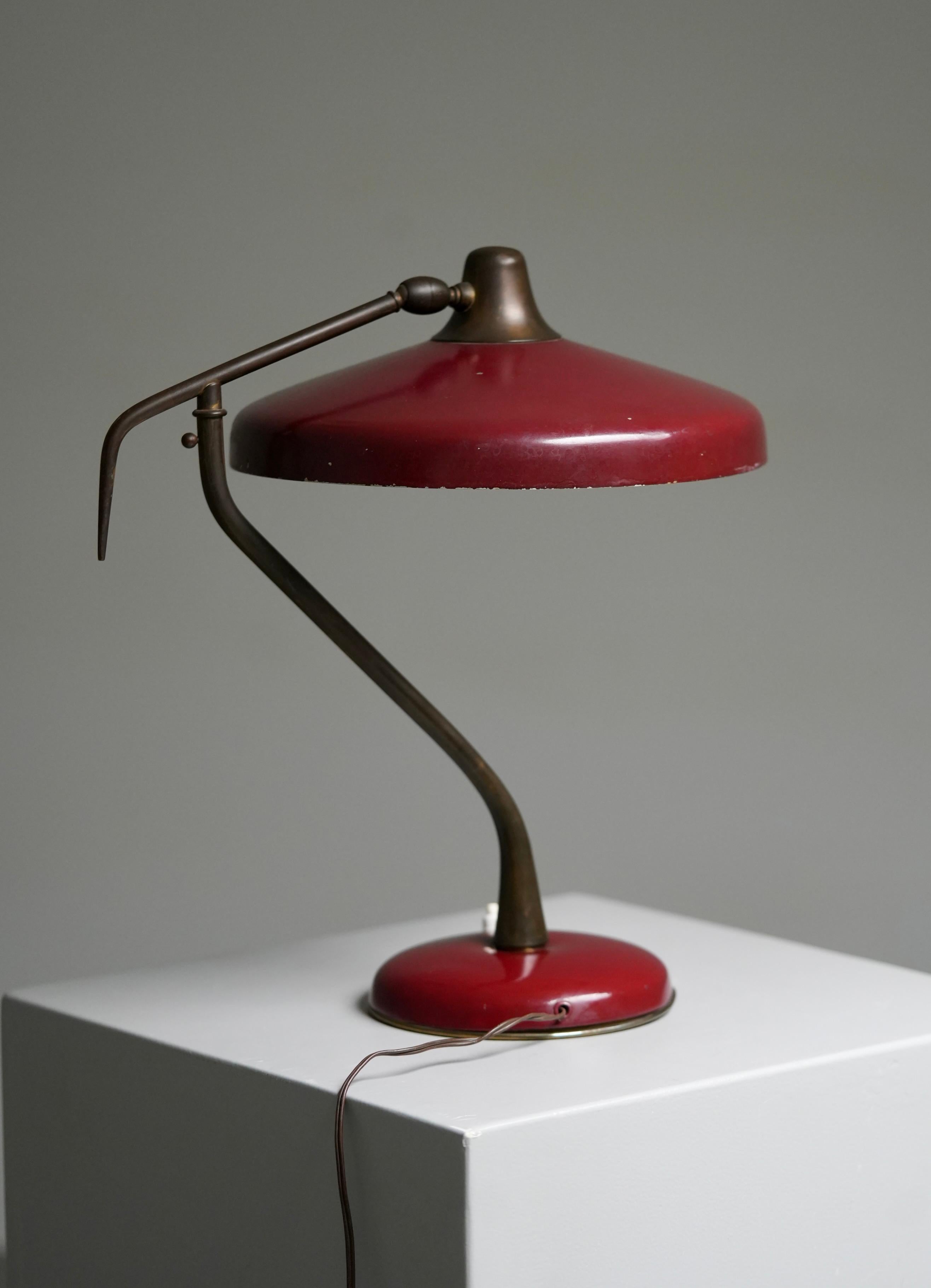 Oscar Torlasco Schreibtischlampe aus bordeauxrotem Metall und Messing für Lumi, Italien, 1950er Jahre

Tischleuchte von Oscar Torlasco, hergestellt in Italien in den späten 1950er oder frühen 1960er Jahren für Lumi in Mailand. Es hat das typisch