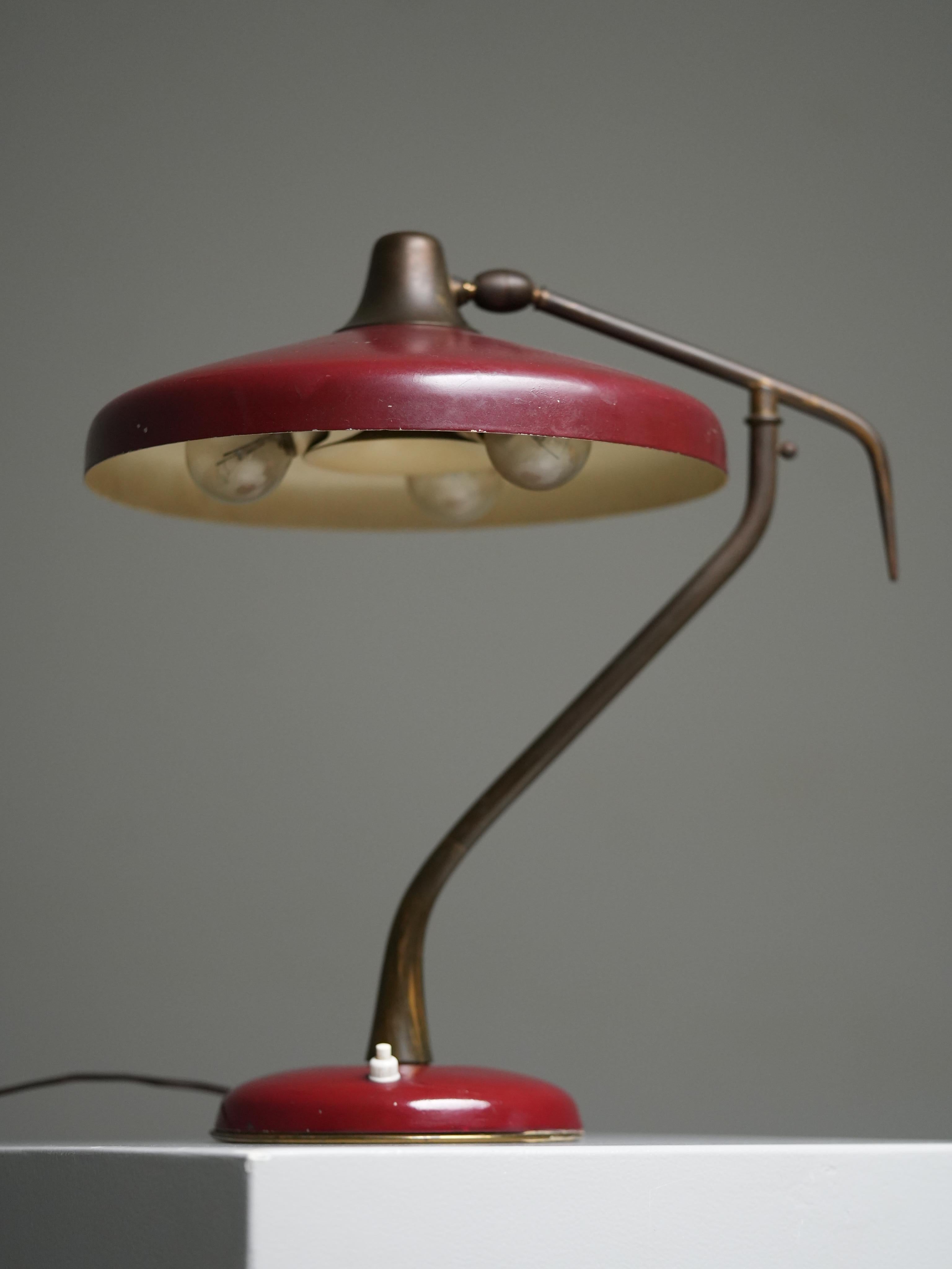 Oscar Torlasco Schreibtischlampe aus bordeauxrotem Metall und Messing für Lumi, Italien, 1950er Jahre (Moderne der Mitte des Jahrhunderts) im Angebot