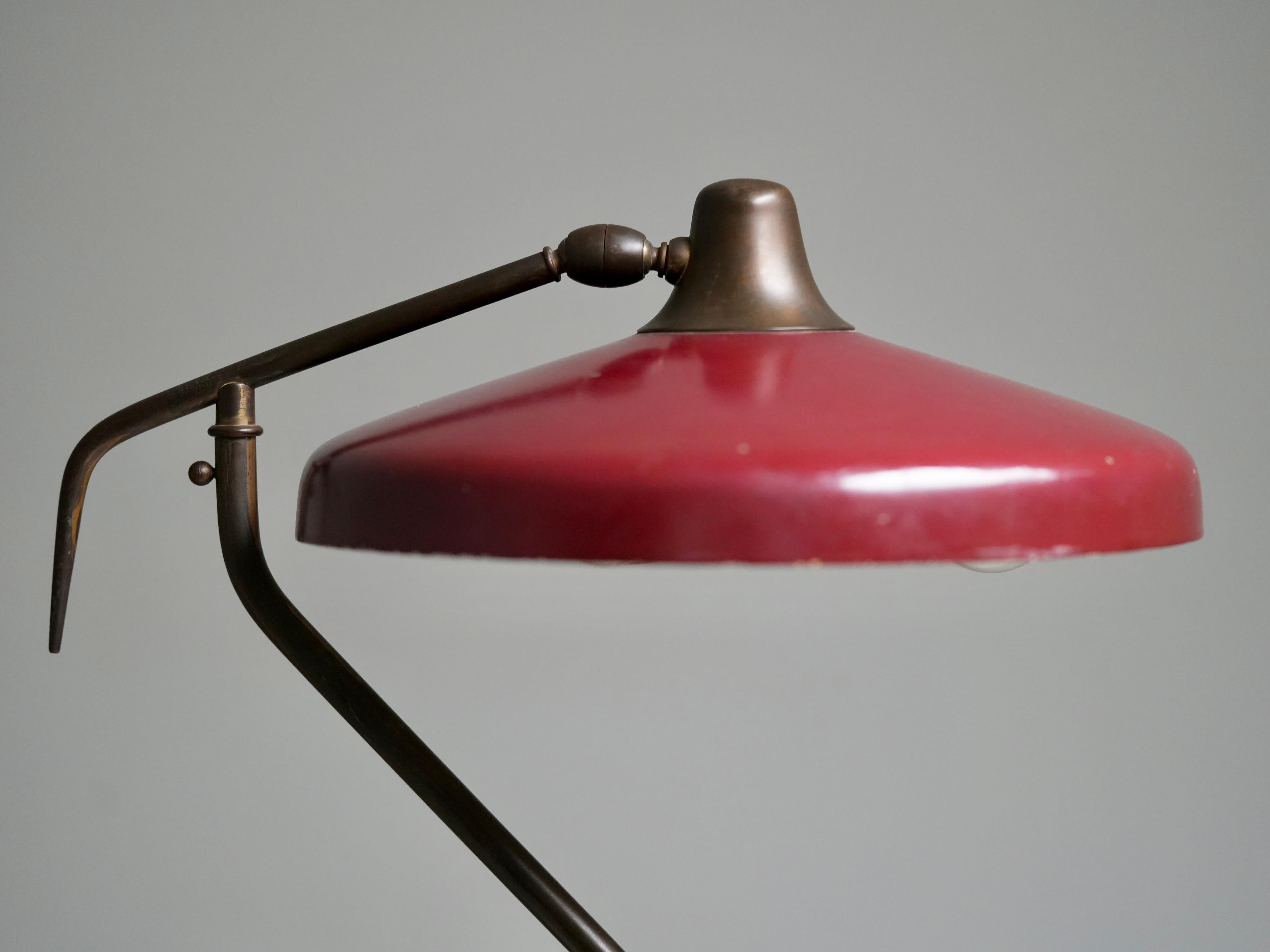 Oscar Torlasco Schreibtischlampe aus bordeauxrotem Metall und Messing für Lumi, Italien, 1950er Jahre (Italienisch) im Angebot