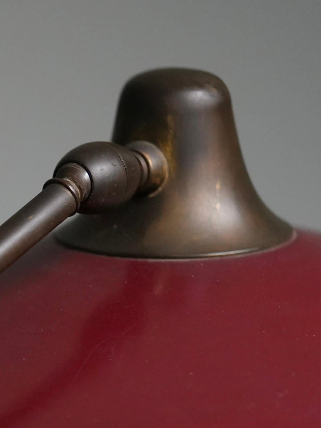 Oscar Torlasco Schreibtischlampe aus bordeauxrotem Metall und Messing für Lumi, Italien, 1950er Jahre im Zustand „Gut“ im Angebot in Uithoorn, NL
