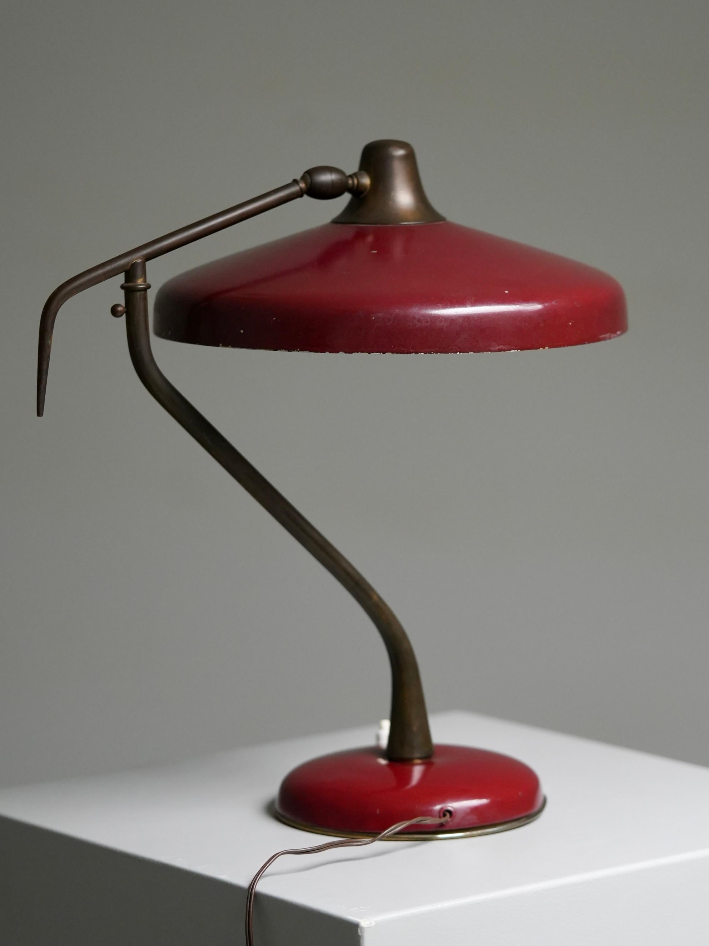 Oscar Torlasco Schreibtischlampe aus bordeauxrotem Metall und Messing für Lumi, Italien, 1950er Jahre im Angebot 1