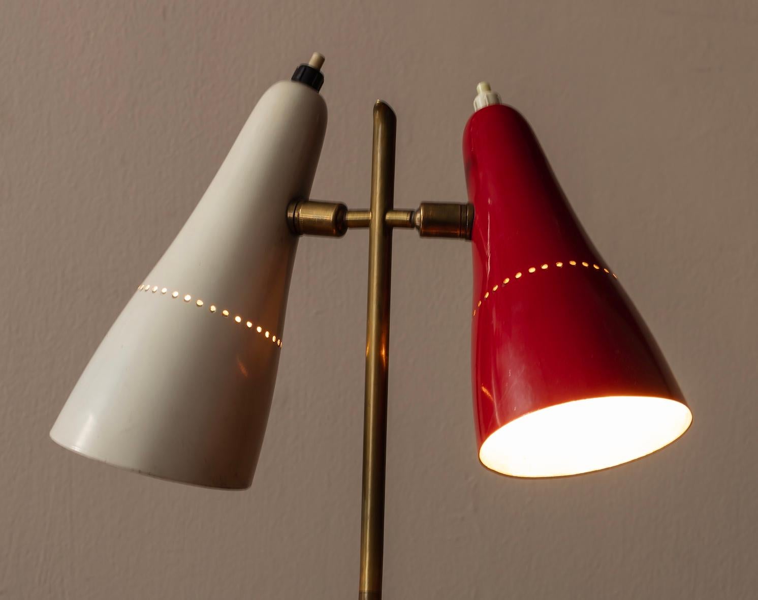 Oscar Torlasco double headed desk lamp in red and cream enamel. Italian, c1950s In Good Condition For Sale In London, GB