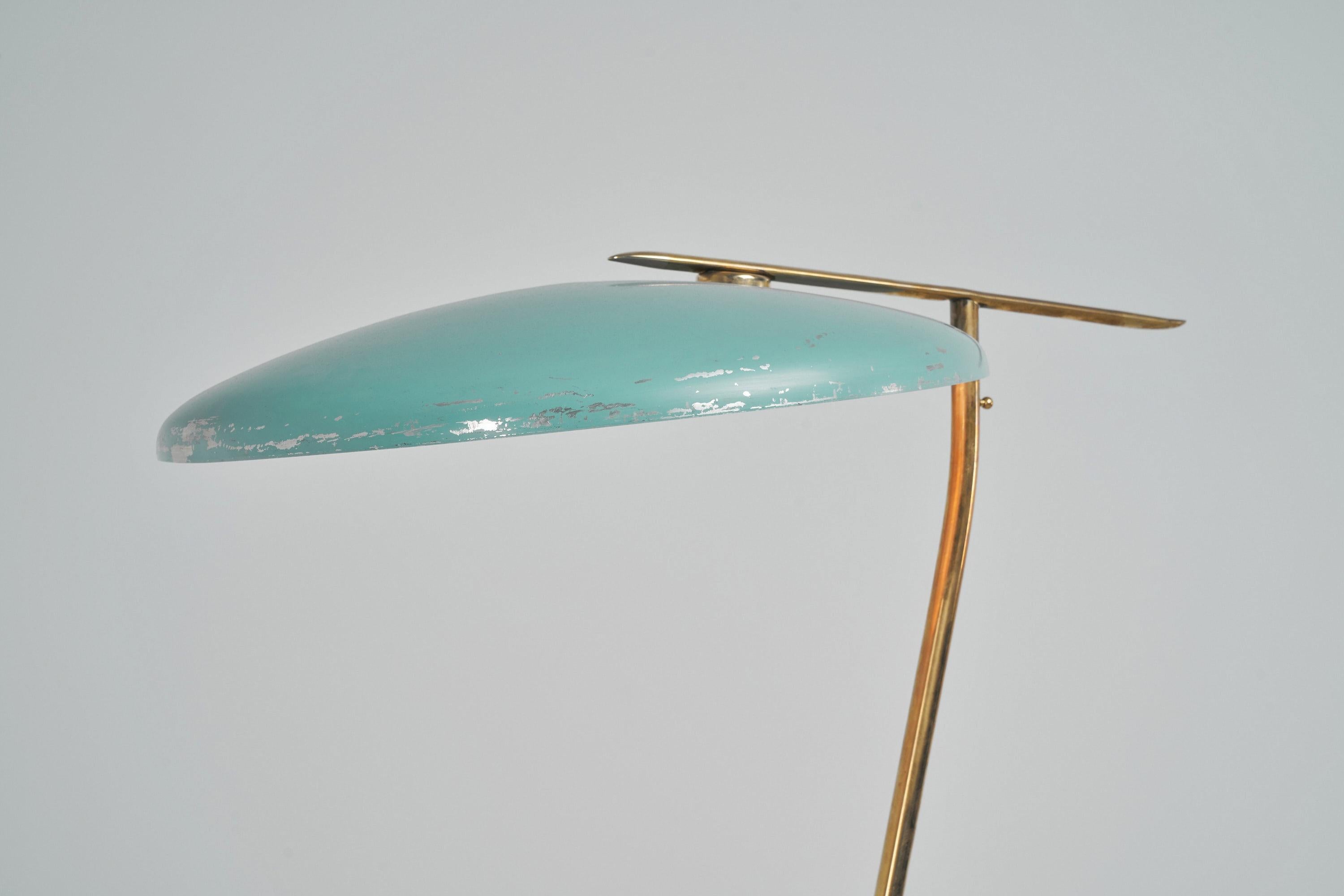 Seltene große Stehleuchte, entworfen von Oscar Torlasco und hergestellt von Lumi, Italien 1950. Diese großformatige Stehleuchte hat schöne Proportionen und eine interessante asymmetrische Form. Der große Messingsockel ist leicht gebogen, damit er