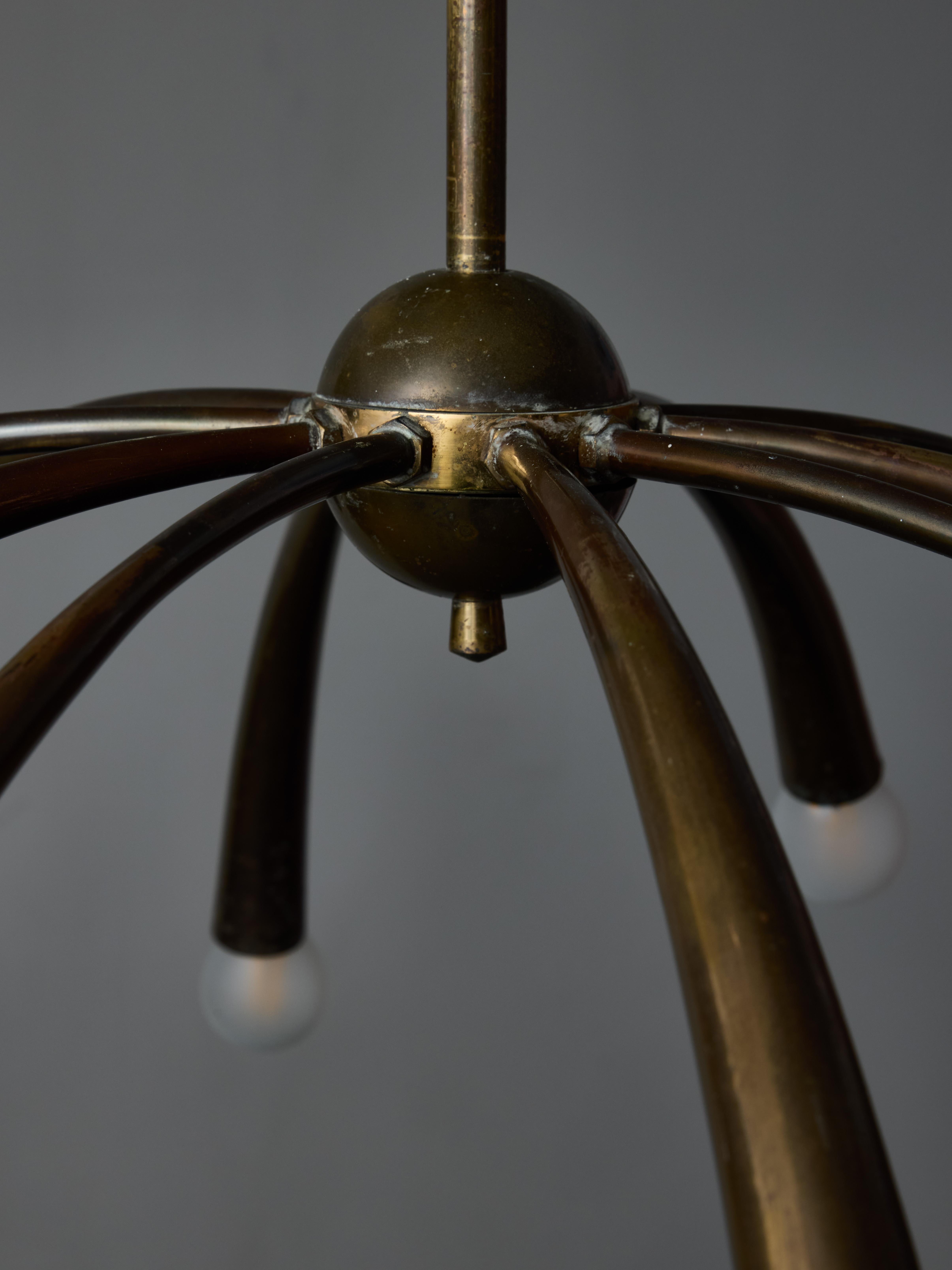 Oscar Torlasco for Lumi Brass Chandelier with Ten Curved Arms of Light In Good Condition For Sale In Saint-Ouen, IDF