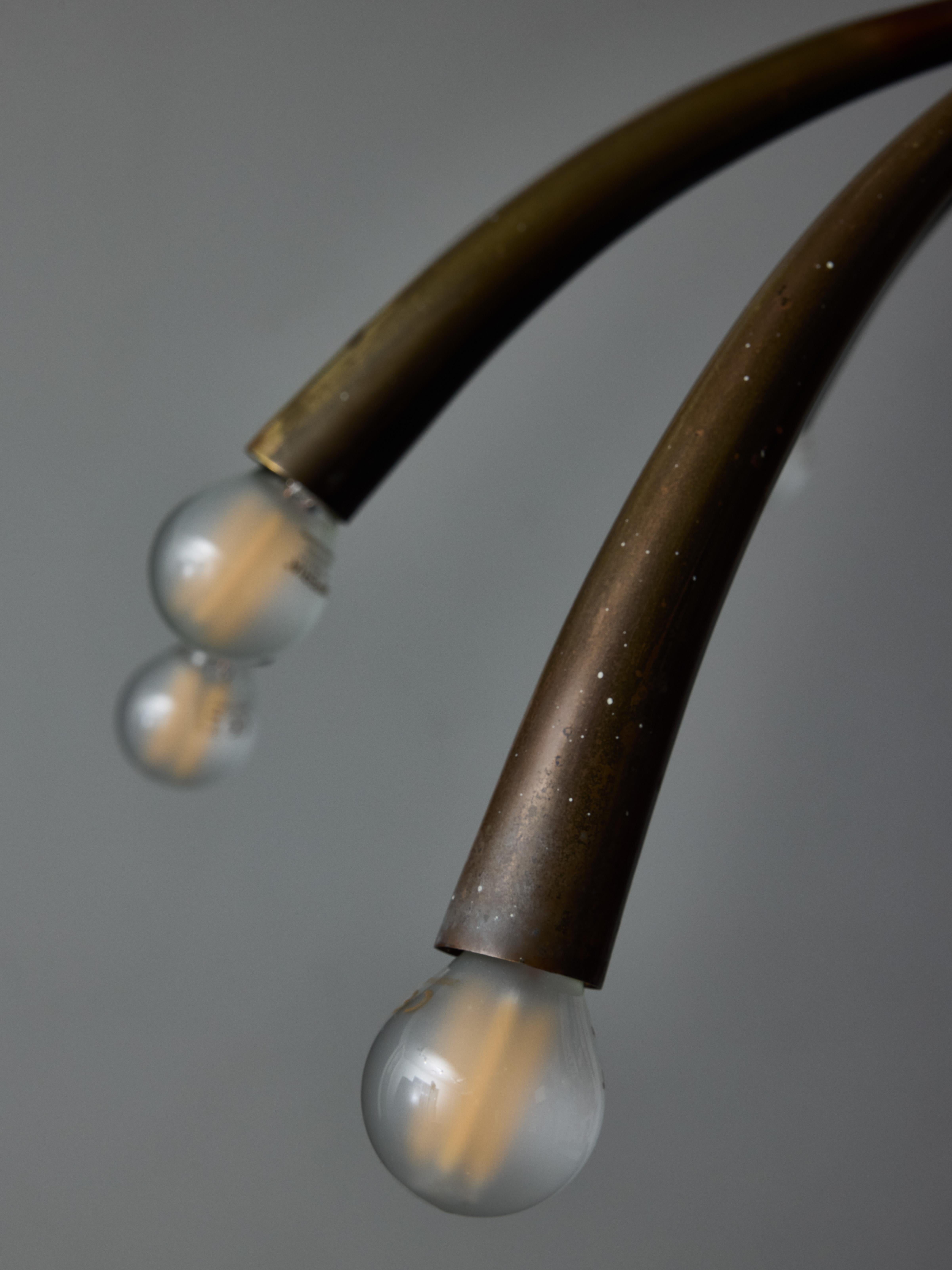 Milieu du XXe siècle Oscar Torlasco pour Lumi Lustre en laiton avec dix bras de lumière incurvés en vente