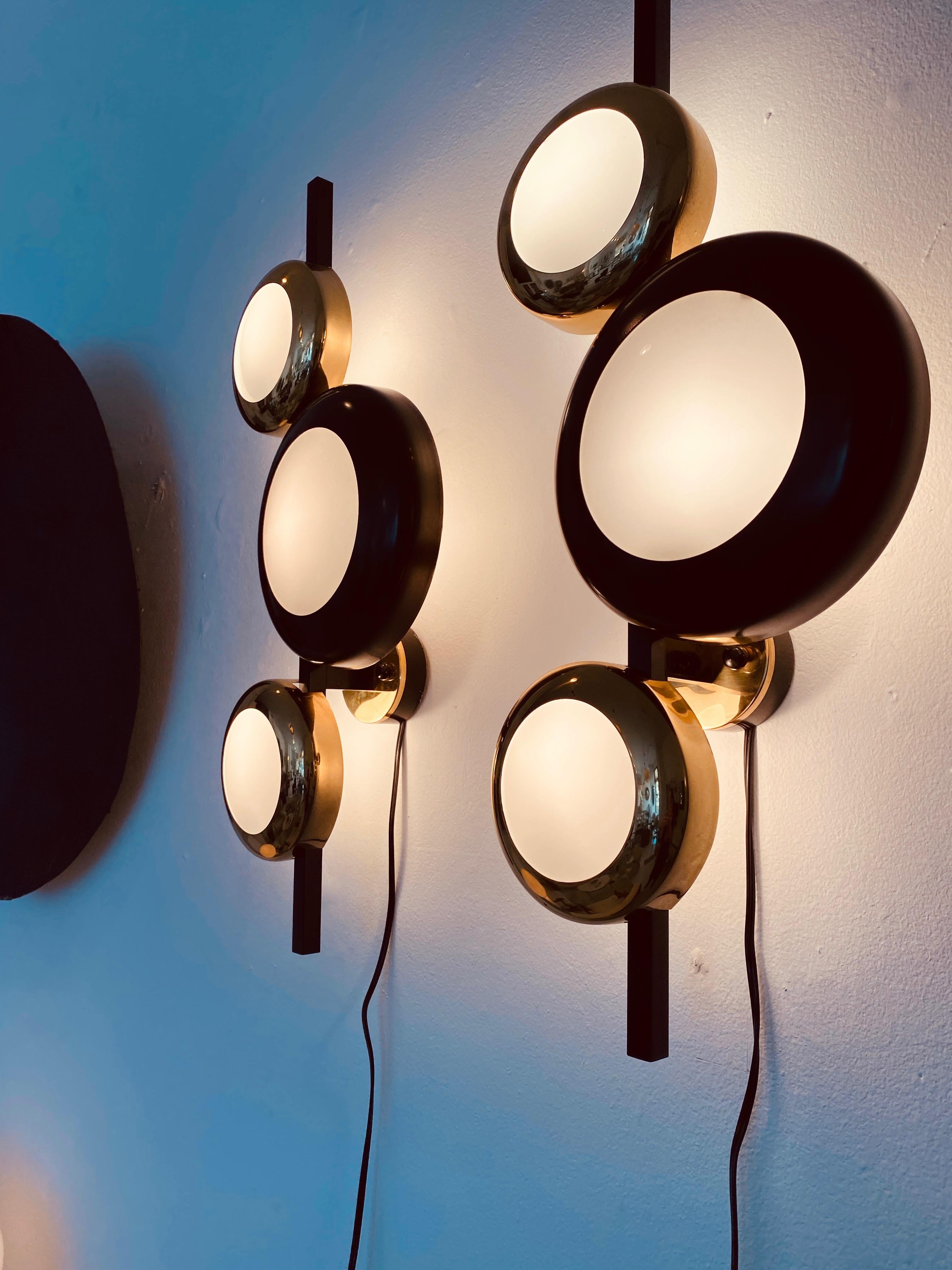 Rare pair of sconces by Oscar Torlasco for Lumi. The asymmetric placement of each circle of light gives these sconces a very sculptural and abstract presence.
Designed and manufactured in Italy, circa 1950s.
Brushed satin opaque glass, brass and