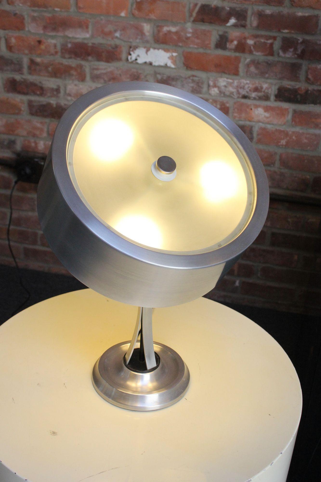 Tischleuchte aus poliertem Aluminium mit eingesetztem Milchglasschirm von Oscar Torlasco für Lumi (Italien, ca. 1960er Jahre).
Geniales Design, das Form und Funktion miteinander verbindet und eine nützliche Verstellfunktion bietet, ohne den Stil zu