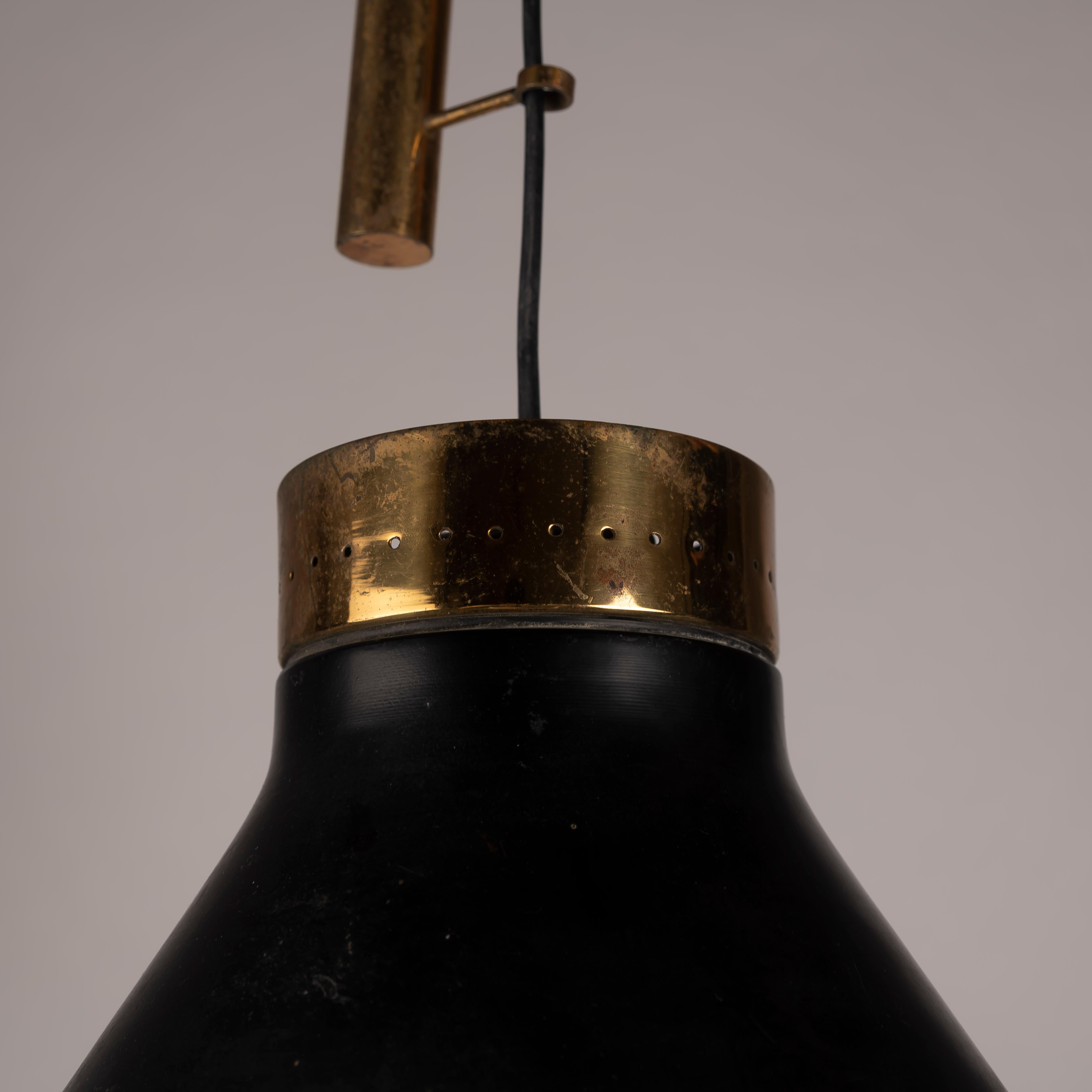 Die Oscar Torlasco for Lumi Milano Pendelleuchte mit Gegengewicht aus den 1950er Jahren ist mehr als nur eine Leuchte; sie ist ein zeitloses Stück Designgeschichte, das Form und Funktion nahtlos miteinander verbindet. Diese Lampe aus der Mitte des