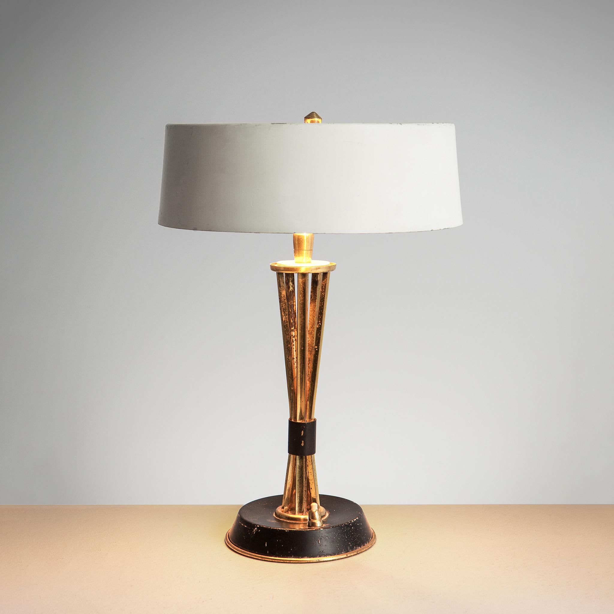 Oscar Torlasco for Lumi Milano, table light in brass and metal, Italy, 1960s.

Very elegant 1960s Italian table lamp designed by Oscar Torlasco for Lumi 
Milano. The stem is made of patinated brass and holds a smart adjustable round white coated