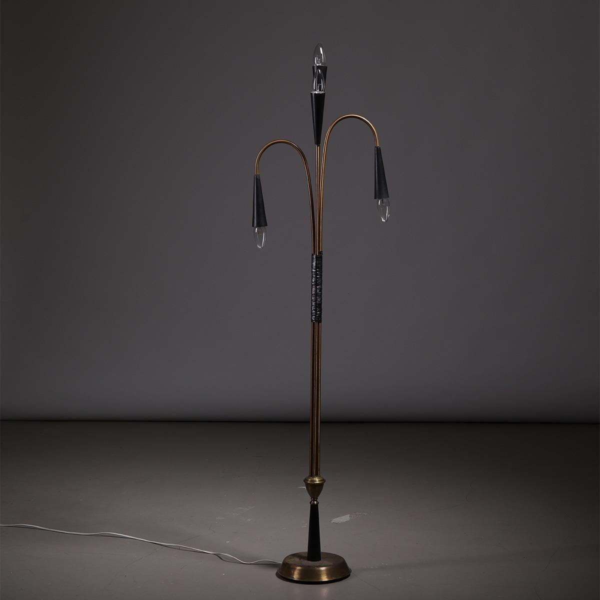 Rare sculptural brass floor lamp designed by Oscar Torlasco for Lumi in Italy, 1960s.

Being a very rare model designed by the renowned Italian designer, this lamp features a unique sculptural brass frame where in the middle, part of the stem is