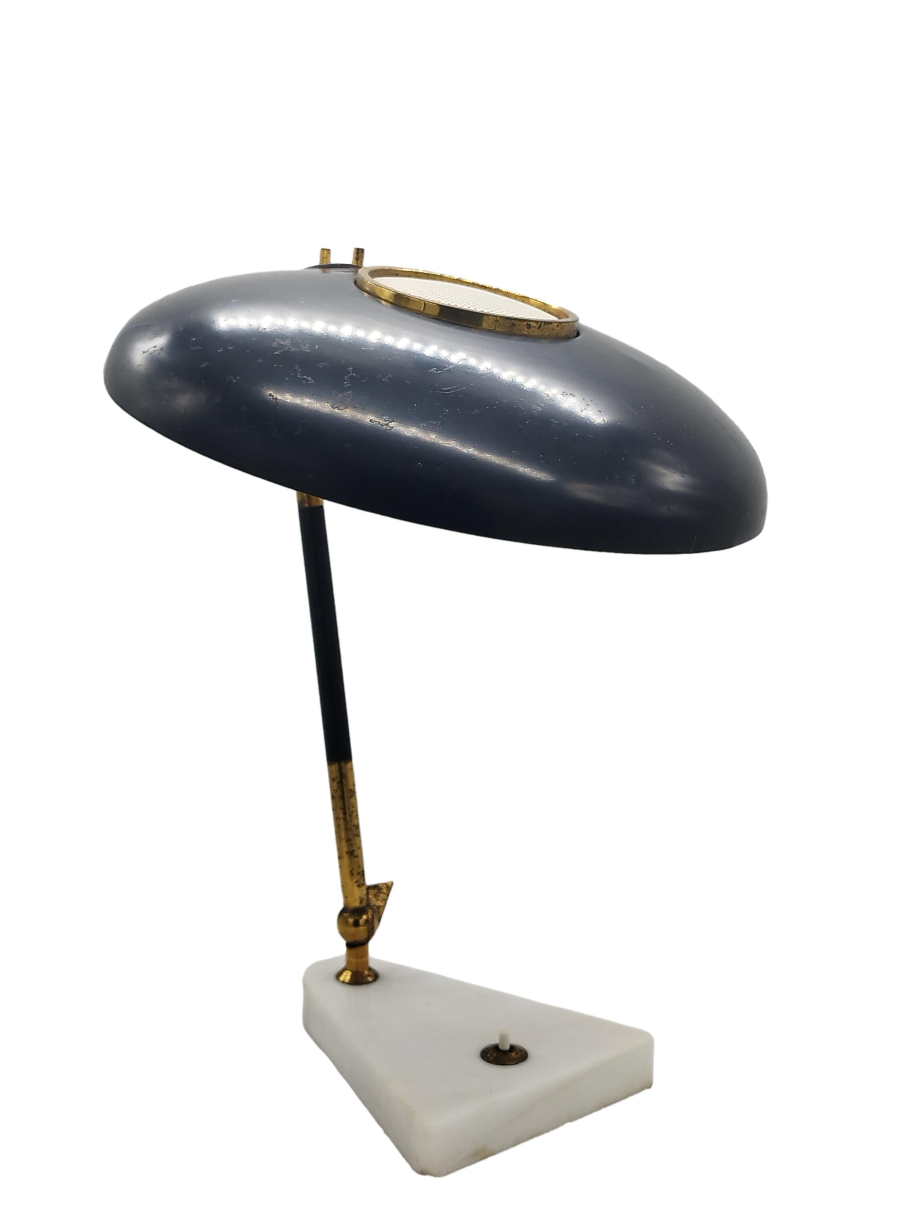 Lampada da tavolo originale Oscar Torlasco degli anni '50 con paralume originale in vernice nera e base in marmo bianco con elementi in ottone. In buone condizioni.
