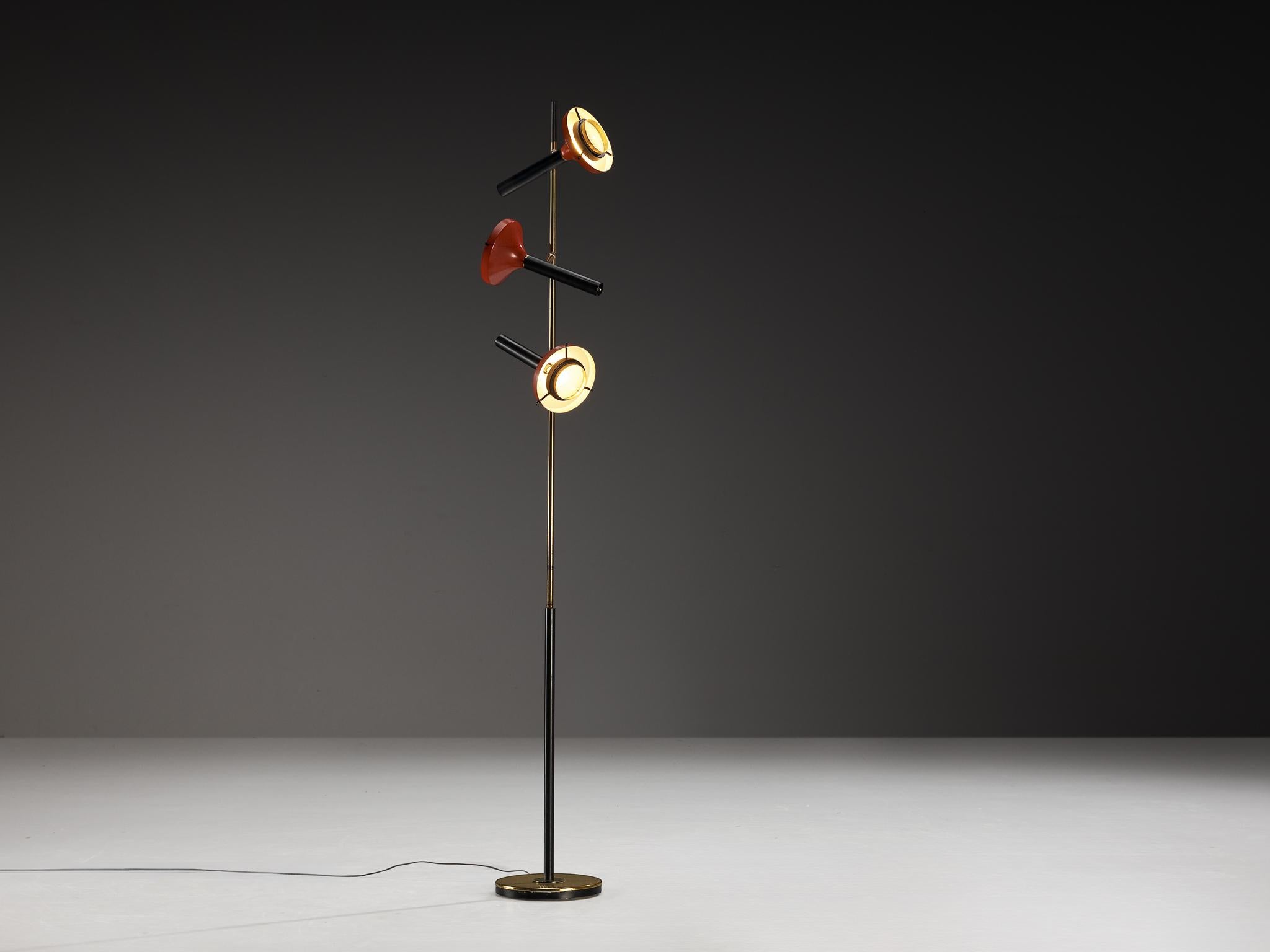 Oscar Torlasco para Lumi, lámpara de pie, aluminio lacado, acero lacado, latón, cristal, Italia, años 50

Una refinada lámpara de pie con tres pantallas cónicas distintas en elegante negro y rojo terracota, obra del diseñador italiano Oscar Torlasco